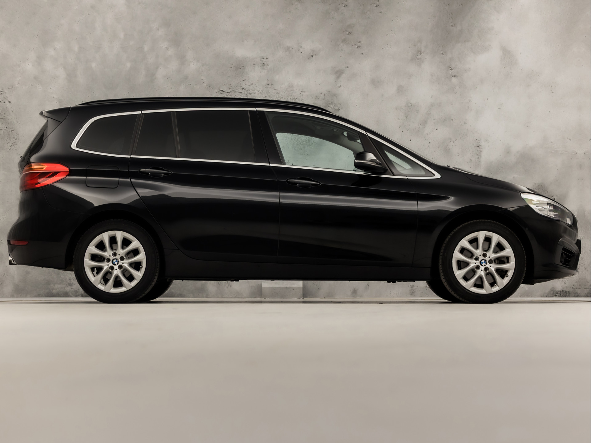 BMW 2 Serie 220i High Executive 7 Persoons 192Pk Automaat (NAVIGATIE, 4 CILINDER, 1e EIGENAAR, CLIMATE, GETINT GLAS, PARKEERSENSOREN, SPORTSTOELEN, CRUISE, NIEUWE APK, NIEUWSTAAT)