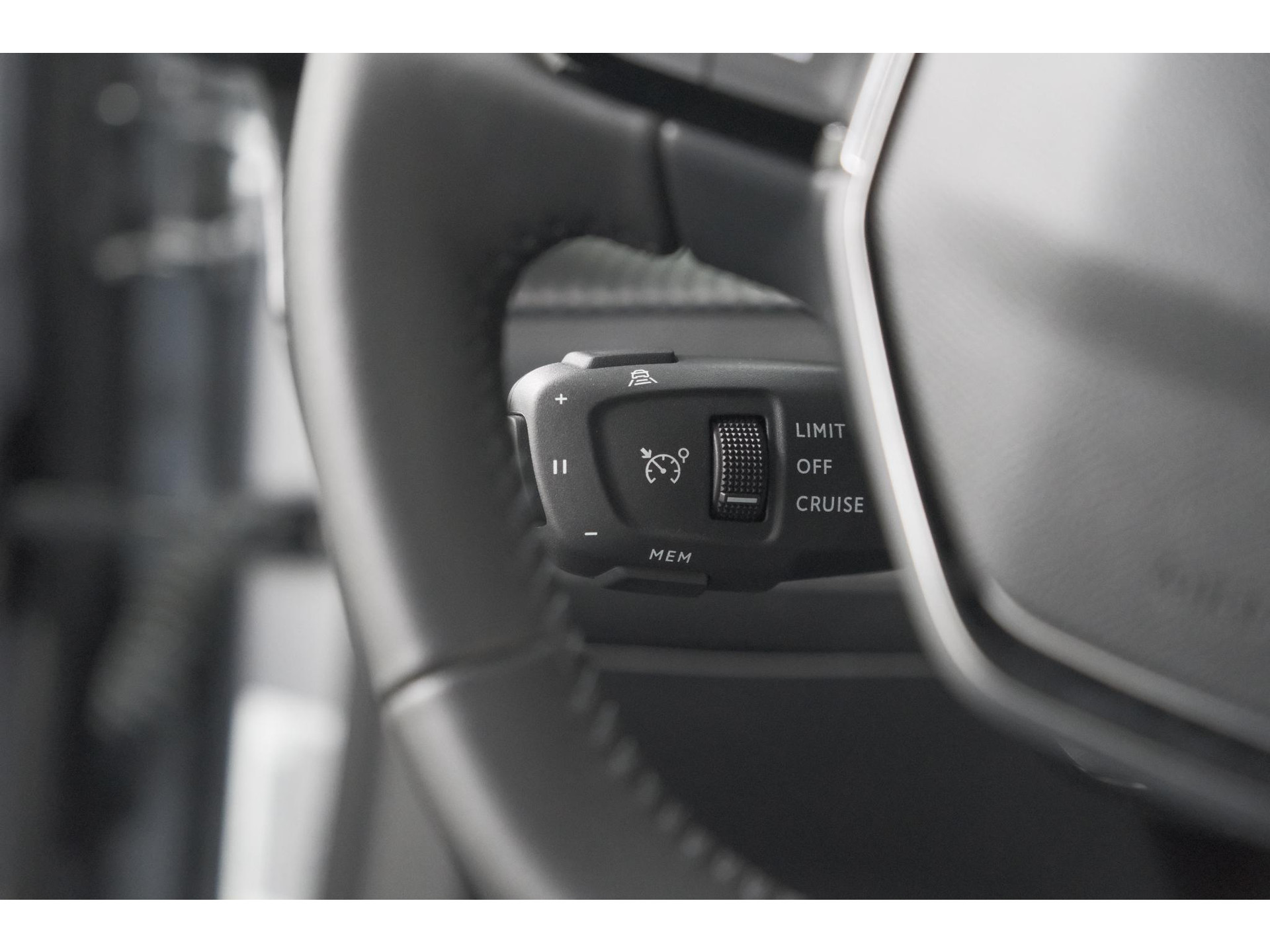 Peugeot 2008 1.2 Hybrid 145 Allure | 360 Camera | Adaptieve Cruise Control | Dodehoekdetectie | Apple Carplay