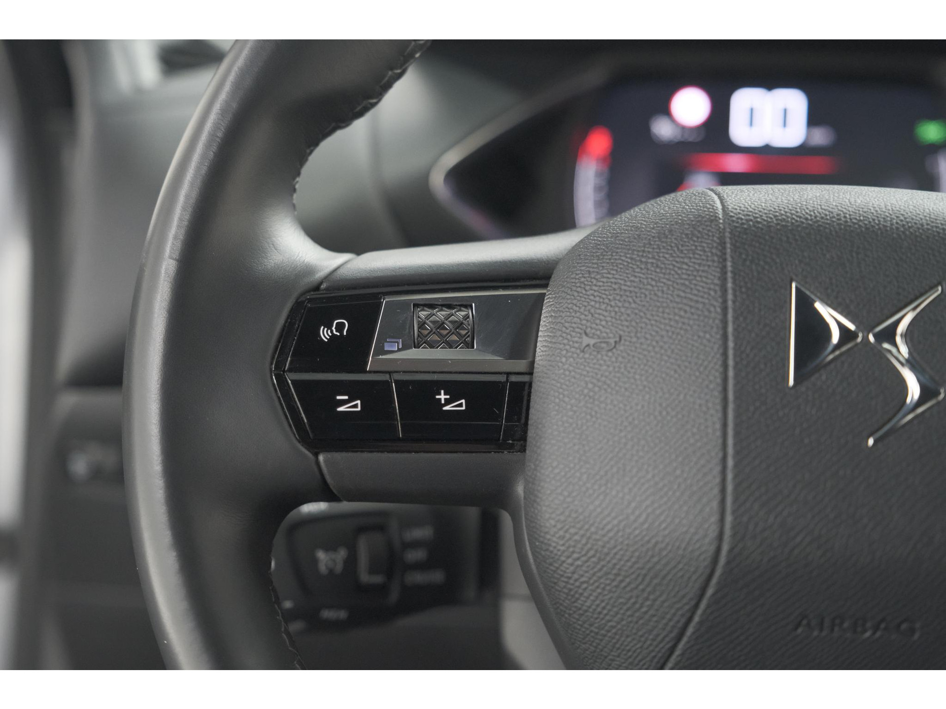 DS 3 Crossback PureTech 100 Montmartre | Parkeersensoren | Apple Carplay | Allseason Banden | Navigatie | Climate Control