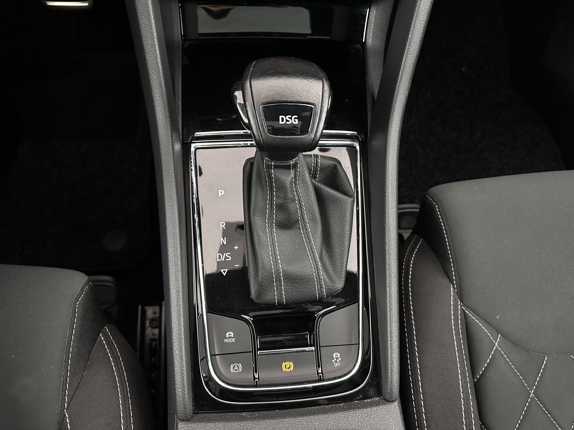 ŠKODA Karoq 1.5 TSI ACT Sportline Business (INCL-BTW) Aut. *PANO | DIGI-COCKPIT | FULL-LED | ADAPTIVE-CRUISE | CANTON-AUDIO | BLINDSPOT | HEATED-SPORTSEATS | CAMERA | AMBIENTLIGHT | NAVI-FULLMAP | KEYLESS | DAB+ | TOWBAR | PRIVACYGLAS