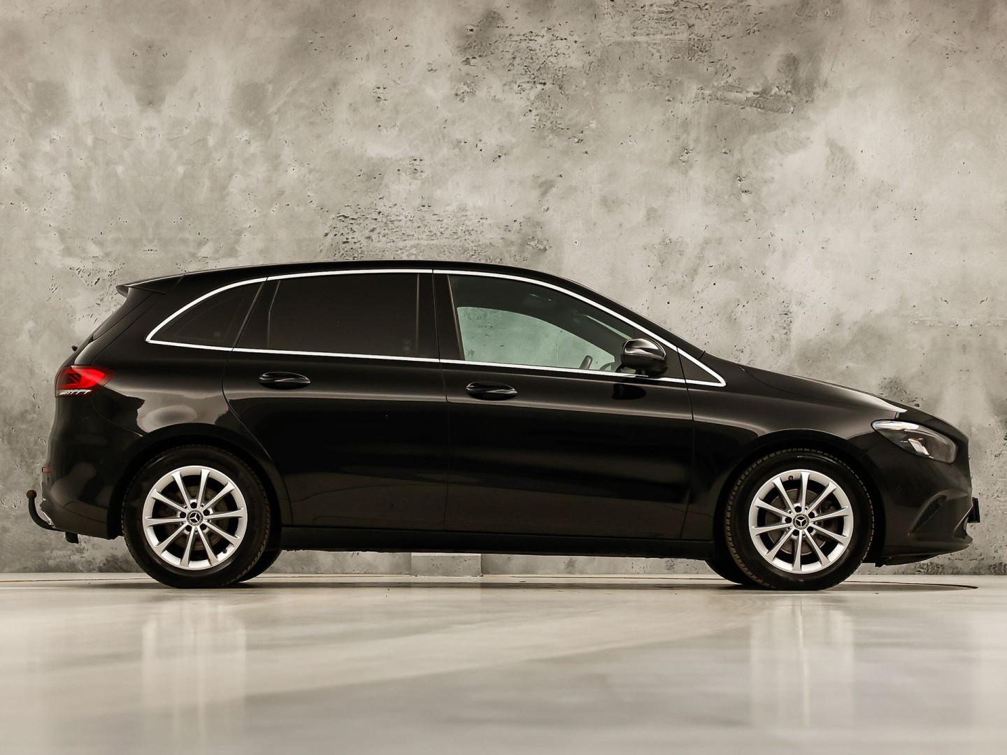 Mercedes-Benz B-Klasse 200 Business Solution Luxury 163Pk Automaat (GROOT NAVI, LEDER, CAMERA, GETINT GLAS, SPORTSTOELEN, STOELVERWARMING, TREKHAAK, NIEUWE APK, NIEUWSTAAT)