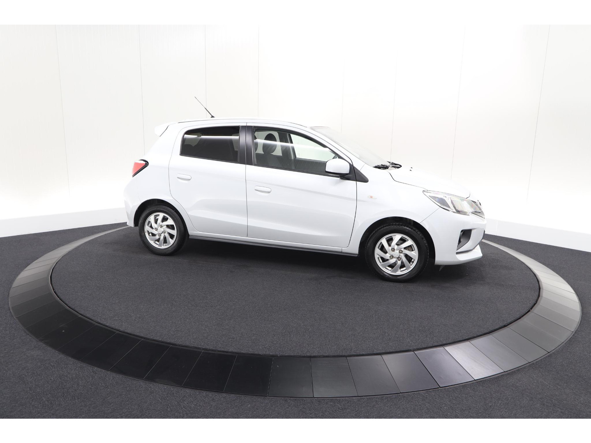 Mitsubishi Space Star 1.2 Intense | AUTOMAAT! | Apple Carplay | Allseason Banden | Climate Control