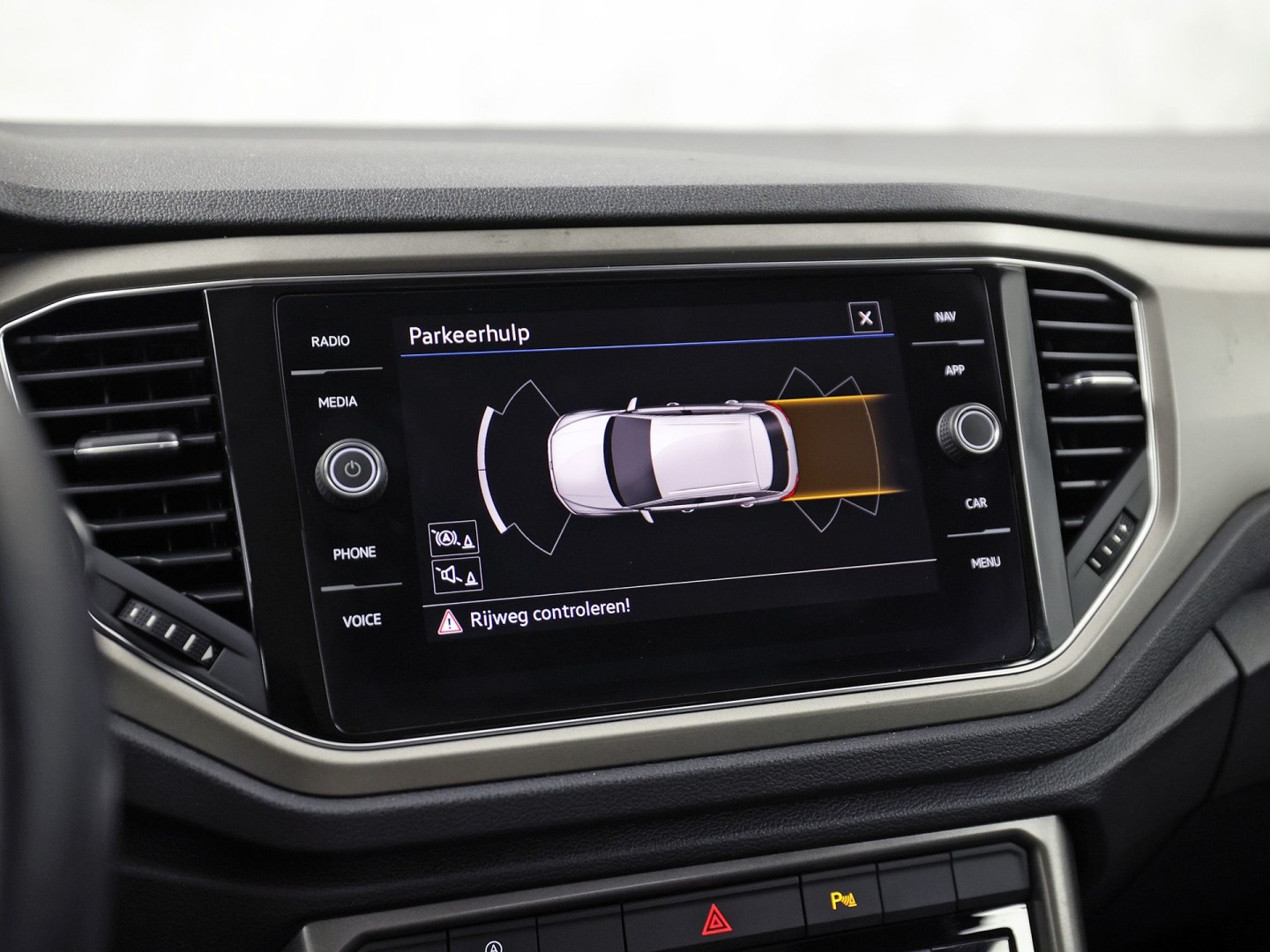 Volkswagen T-Roc 1.0 TSI Sport (APPLE CARPLAY, 1e EIGENAAR, GROOT NAVI, LM VELGEN, SPORTSTOELEN, PARKEERSENSOREN, ADAPTIVE CRUISE, NIEUWSTAAT)