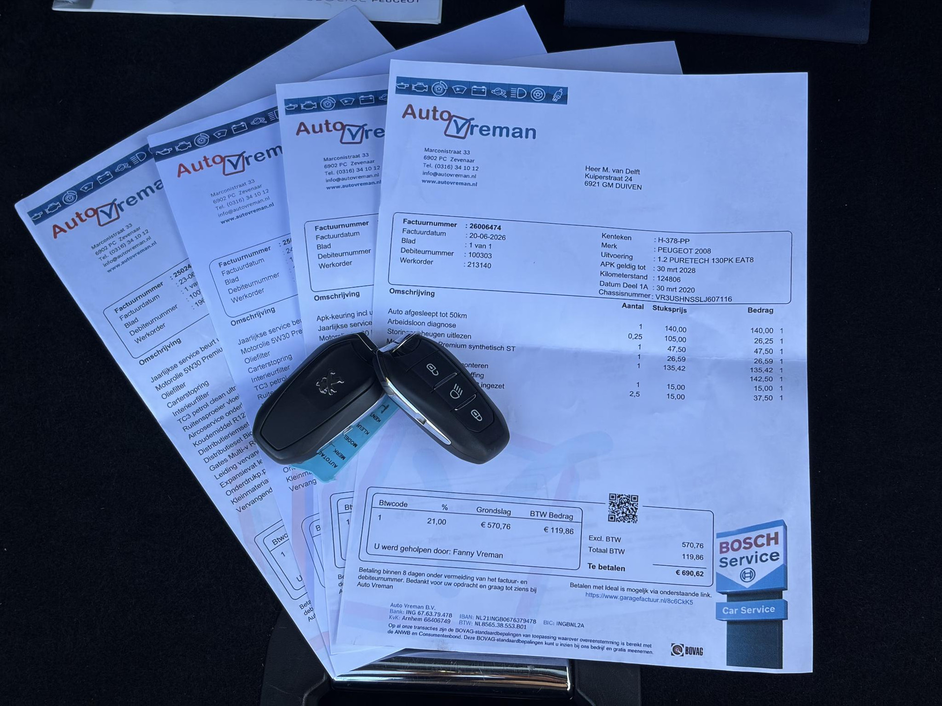 Peugeot 2008 1.2 PureTech Allure ✓Recent beurt gehad✓D-riem vv in 06-2025✓360° Camera✓Draadloze telefoonlader✓Carplay✓Keyless✓Automaat✓Trekhaak✓Halfleder✓Navi✓Clima✓Cruise✓131pk✓Lm velgen✓2e Eigenaar✓Pdc V+A✓Rijstrooksensor✓N.A.P✓Apk tot 04-2028