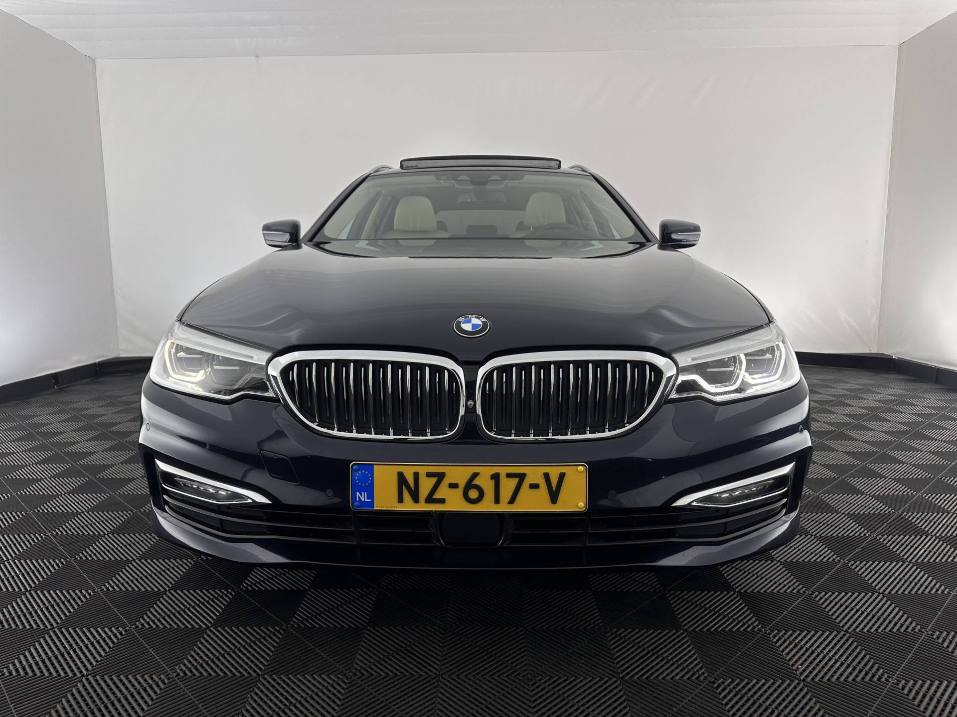 BMW 5-serie Touring 530d High Executive Luxury-Line Aut. *PANO | BOWERS-WILKINS | LEATHER | FULL-LED | ADAPTIVE-CRUISE | BLINDSPOT | MEMORY-PACK | TOPVIEW | HEAD-UP | HEATED-COMFORTSEATS | DIGI-COCKPIT | NAVI-FULLMAP | TOWBAR | 19''ALU*
