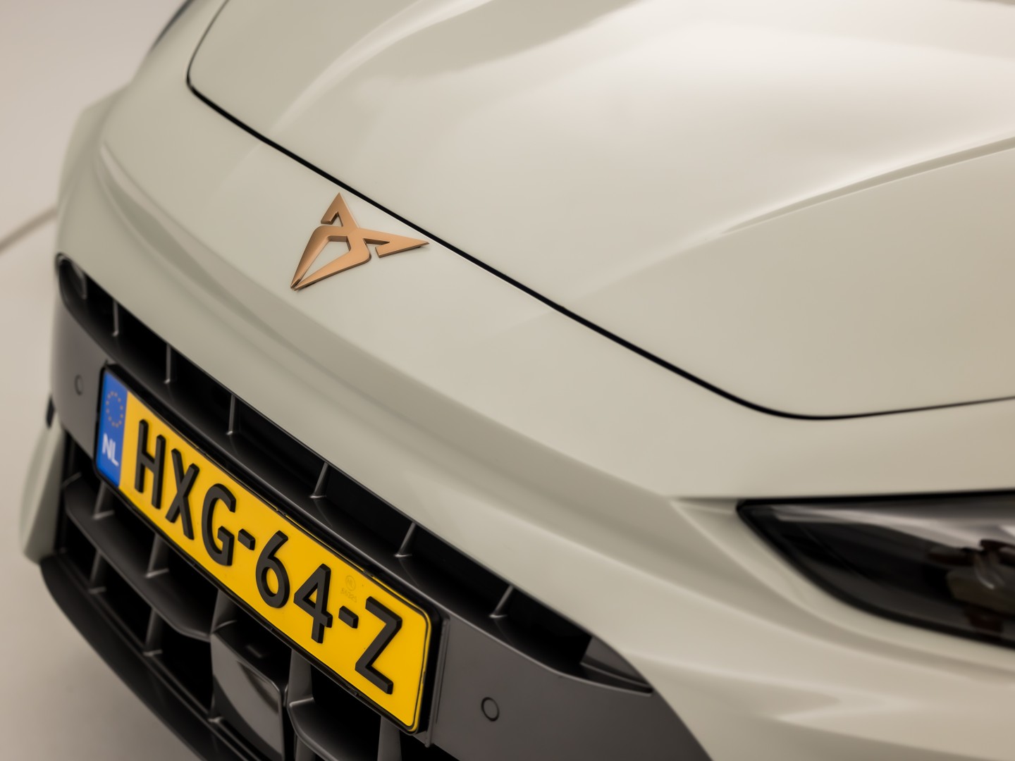 CUPRA Leon 1.5 TSI Sport 150Pk Automaat (APPLE CARPLAY, GROOT NAVI, KUIPSTOELEN, SENNHEISER AUDIO, CAMERA, STUUR/STOELVERWARMING, GETINT GLAS, NIEUWSTAAT)