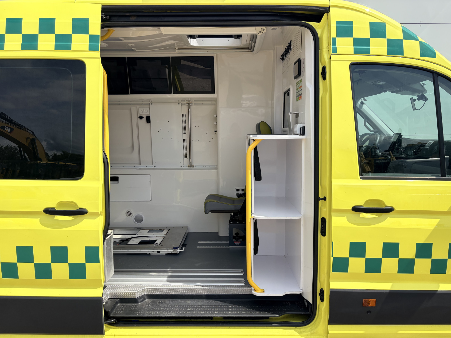 Volkswagen Crafter 2.0 TDI 177PK Ambulance L3H3 Automaat ACC Climate Control Stroompunten Laadruimte Parkeersensoren