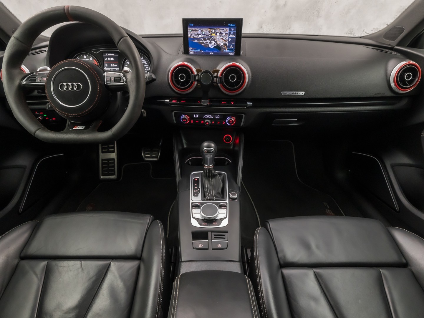 Audi A3 Sportback 2.0 TFSI S3 quattro S-Line 300Pk Automaat (PANORAMADAK, BLACK PACK, BANG&OLUFSEN, ELEK SPORTSTOELEN, RODE GORDELS, GETINT GLAS, PARKEERSENSOREN, NIEUWSTAAT)