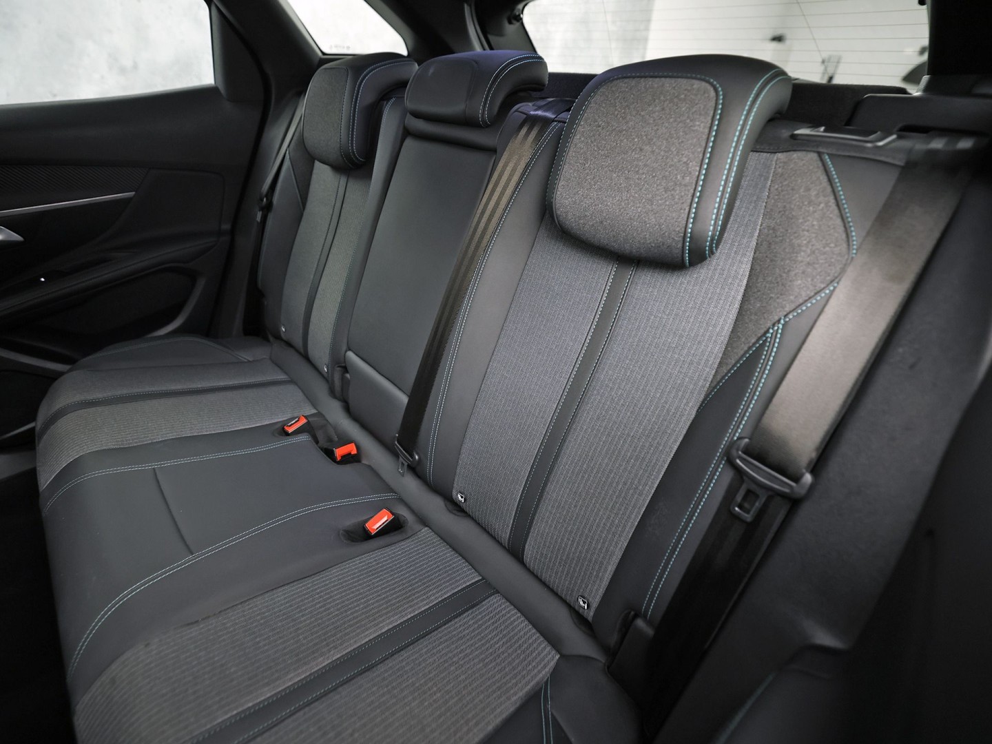 Peugeot 3008 1.6 HYbrid 225 Allure Sport 225Pk Automaat (APPLE CARPLAY, GROOT NAVI, 360 CAMERA, KEYLESS, SPORTSTOELEN, LEDER, GETINT GLAS, ZWART HEMEL, NIEUWSTAAT)