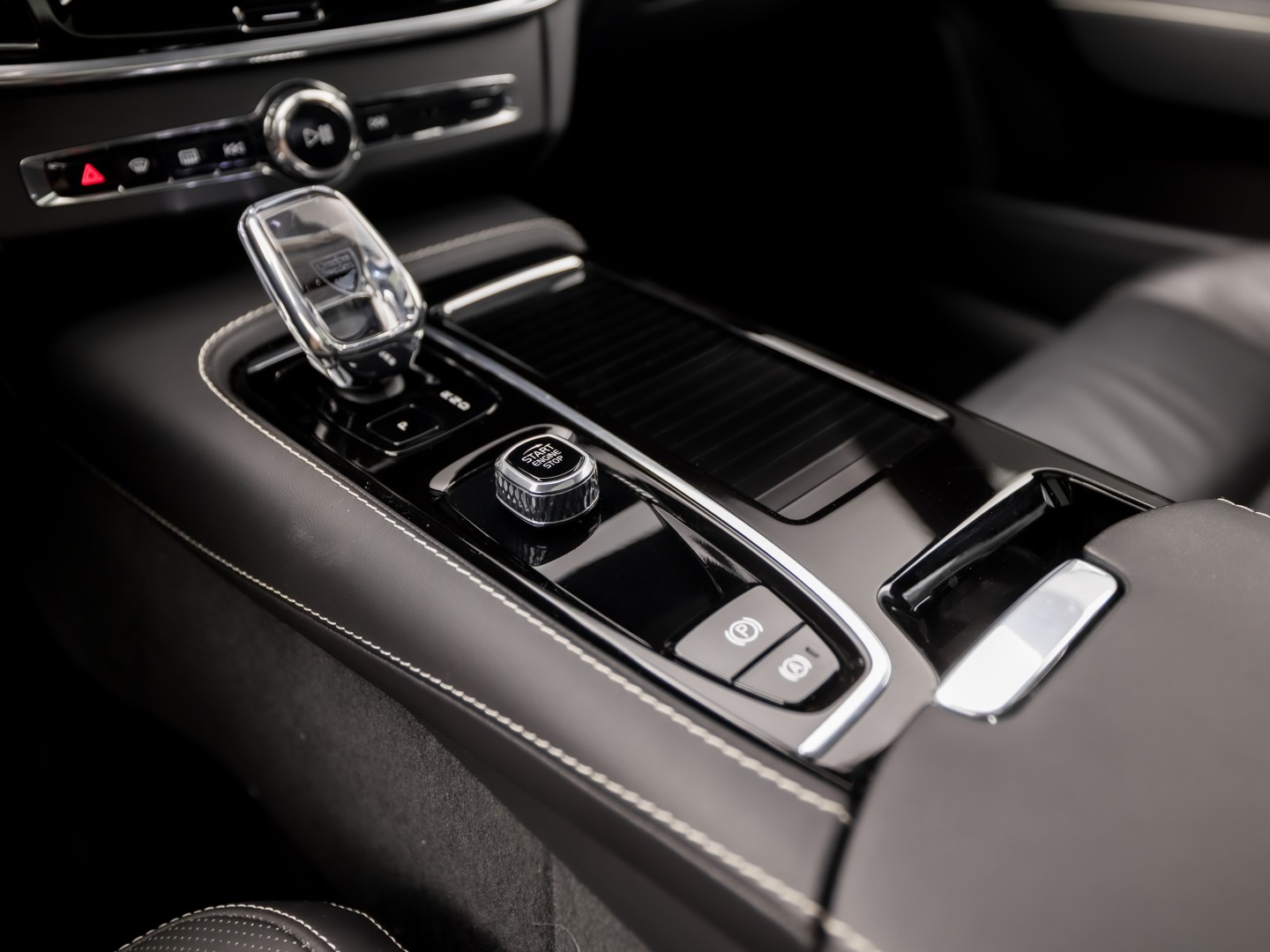 Volvo V90 2.0 T6 Plug-in hybrid AWD Ultimate Dark 350Pk Automaat (PANORAMADAK, HARMAN/KARDON, LUCHTVERING, MEMORY SEATS, 360 CAMERA, HEAD-UP DISPLAY, STUUR/STOELVERWARMING, ZWART HEMEL, NIEUWSTAAT)