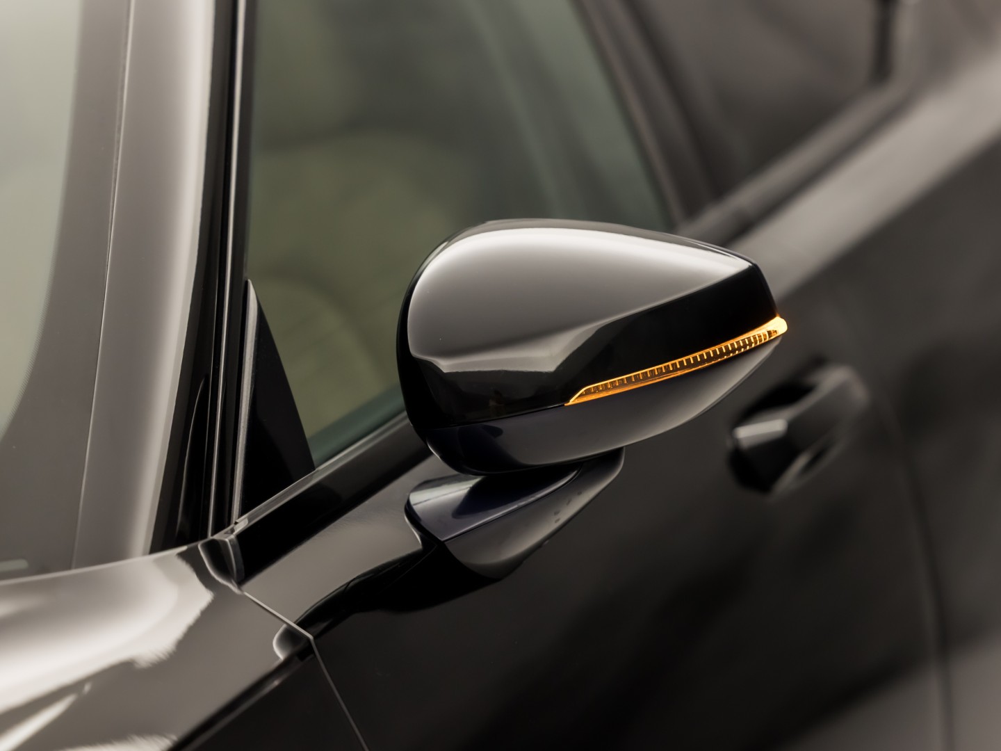 Polestar 2 Long Range Dual Motor Launch Edition 78kWh 408Pk Automaat (PANORAMADAK, HARMAN/KARDON, APPLE CARPLAY, 360 CAMERA, STOELVENTILATIE, MEMORY SEATS, GETINT GLAS, TREKHAAK, ELEK ACHTERKLEP, NIEUWSTAAT)