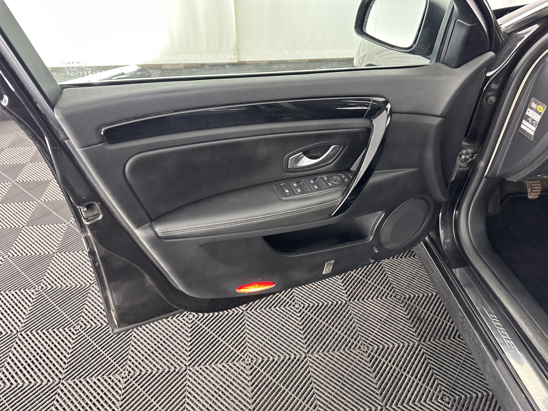 Renault Laguna 2.0 dCi S/S (INCL-BTW) *PANO | LEATHER-MICROFIBRE | BI-XENON | KEYLESS | NAVI-FULLMAP | COMFORT-SEATS | ECC | PDC | CRUISE | TOWBAR | 18''ALU*