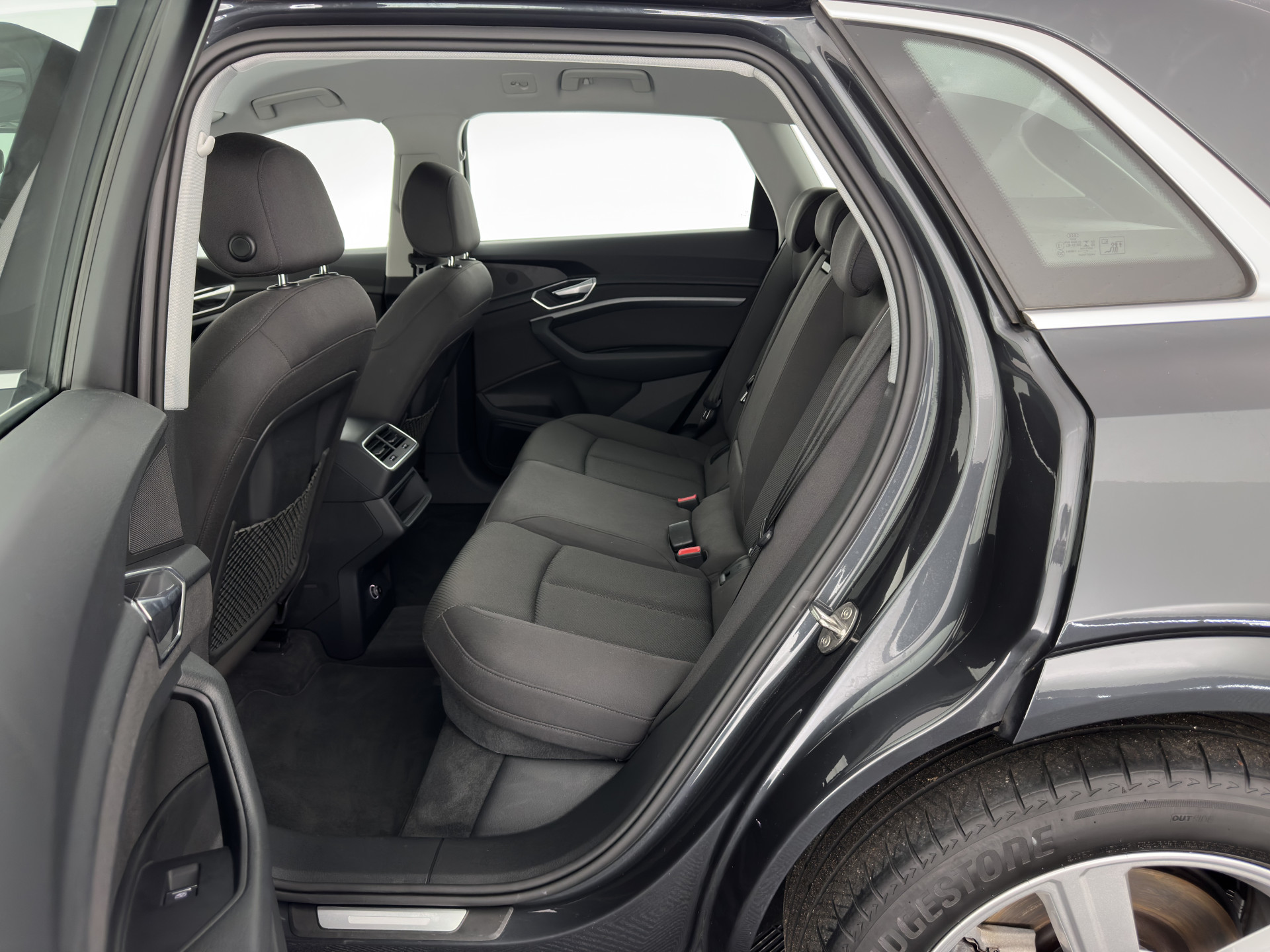 Audi e-tron 50 Quattro *ELECTRO-MOTOR AUDIBLE* Launch edition 71 kWh [ 3-Fase ] {SOH-100%} (INCL-BTW) Aut. *FULL-LED | DIGI-COCKPIT | NAVI-FULLMAP | HEATED-COMFORTSEATS | KEYLESS | AUDI-SOUND | SHIFT-PADDLES | ECC | PDC | CRUISE | 20''ALU*