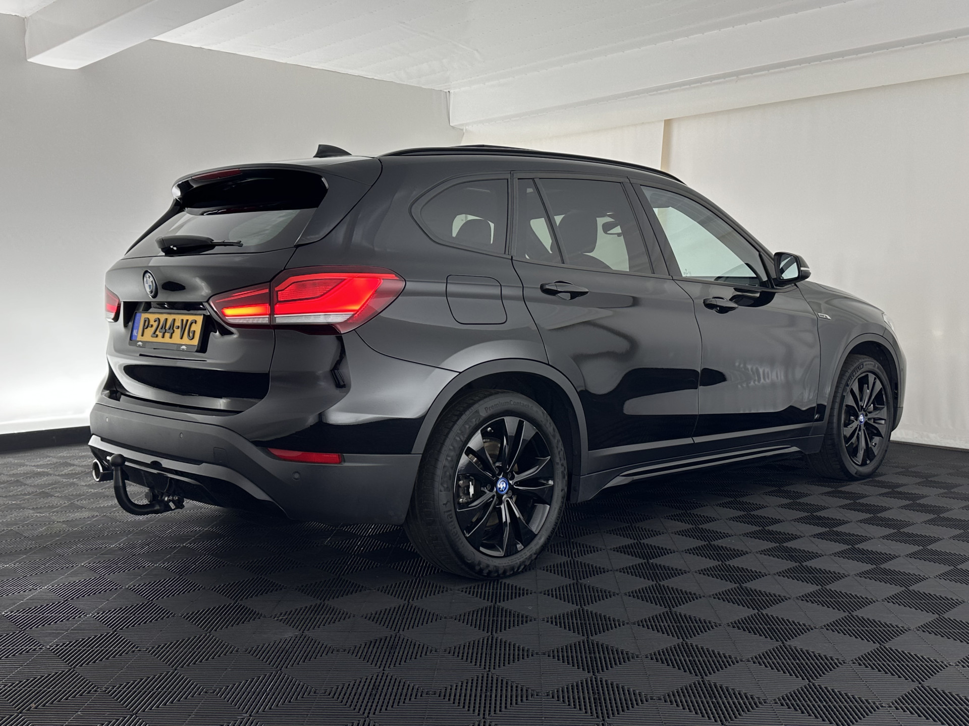 BMW X1 xDrive25e Sportline Business Edition Plus (Plug-In) (INCL-BTW) Aut. *PANO | LEATHER | FULL-LED | HEATED-SPORTSEATS | HIFI-SYSTEM | CAMERA | PRIVACYGLASS | NAVI-FULLMAP | ECC | HEAD-UP | PDC | KEYLESS | DAB | CRUISE | TOWBAR | AMBIENTLIGHT | 18
