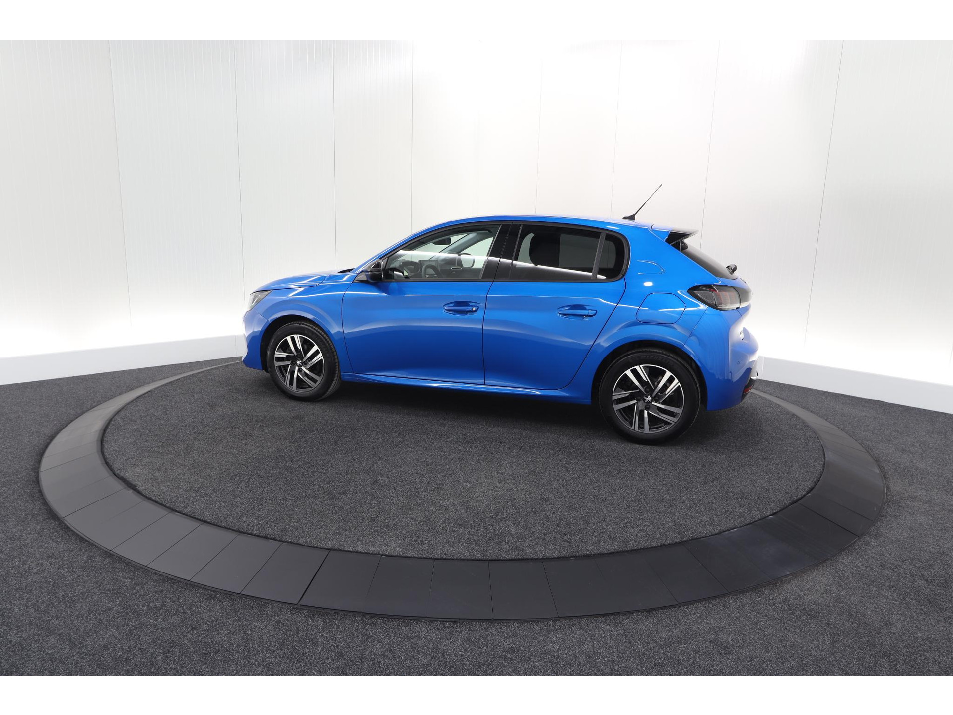 Peugeot 208 PureTech 100 Allure | Stoelverwarming | Adaptieve Cruise Control | Camera | Apple Carplay