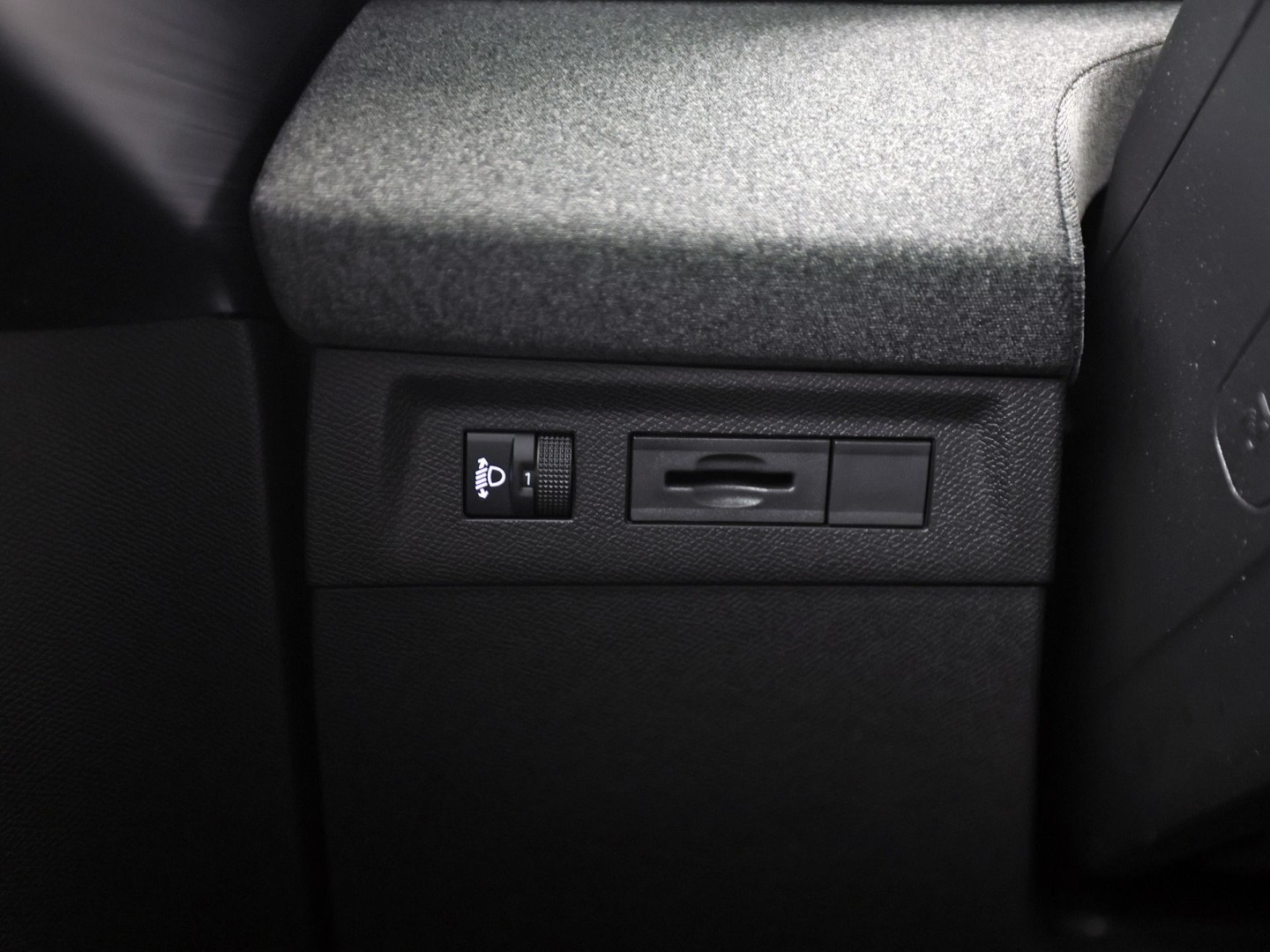Opel Grandland X 1.2 Turbo Hybrid Sport Automaat (VIRTUAL COCKPIT, APPLE CARPLAY, GROOT NAVI, GETINT GLAS, SPORTSTOELEN, ADAPTIVE CRUISE, KEYLESS, SPORTSTUUR, GETINT GLAS, NIEUWSTAAT)