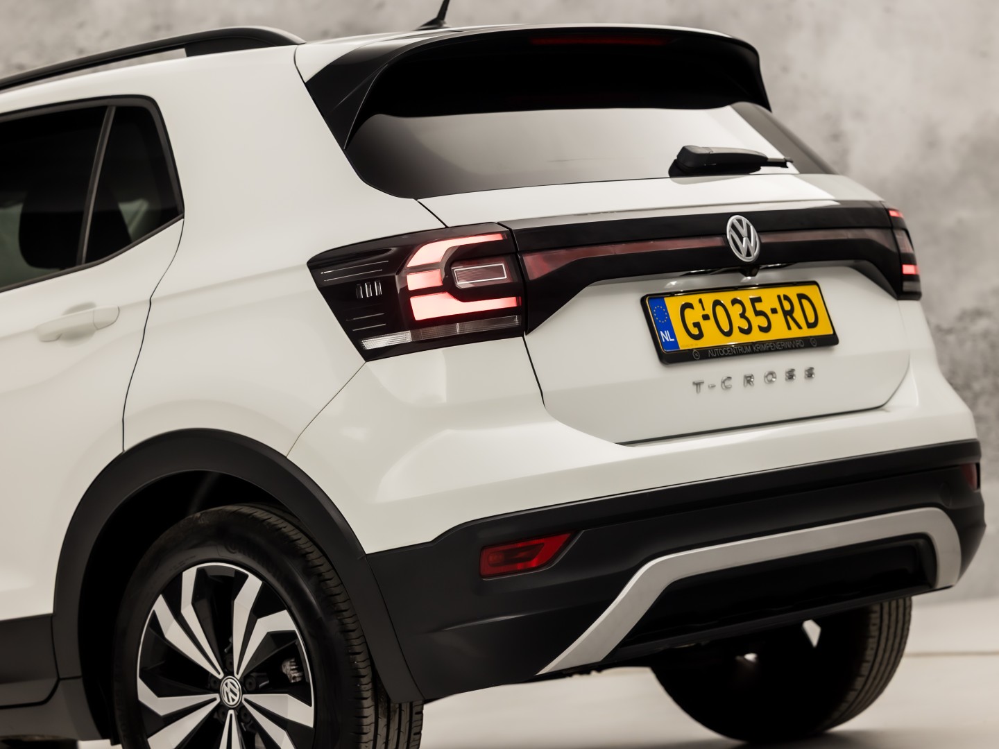 Volkswagen T-Cross 1.0 TSI Sport (APPLE CARPLAY, CAMERA, GETINT GLAS, CRUISE, LM VELGEN, SPORTSTOELEN, NIEUWSTAAT)