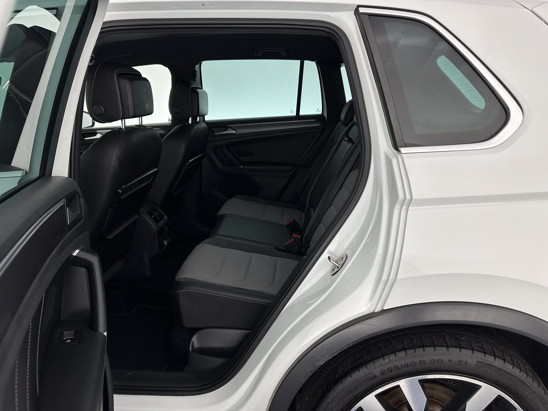 Volkswagen Tiguan 2.0 TSI 4Motion R-Line Highline Aut. *ADAPTIVE-CRUISE | LEATHER-MICROFIBRE | FULL-LED | NAVI-FULLMAP | HEATED-SPORTSEATS | CAMERA | SHIFTPADDLES | PRIVACYGLASS | CARPLAY | ECC | PDC | 20''ALU*