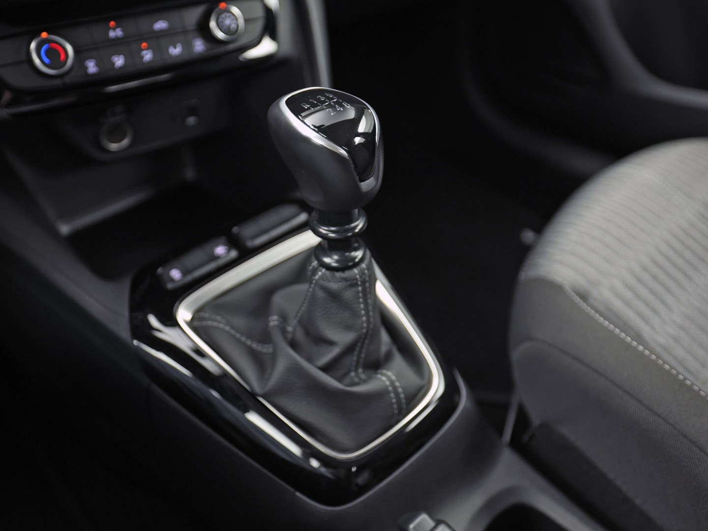 Opel Corsa 1.2 Sport (APPLE CARPLAY, LEDER STUURWIEL, SPORTSTOELEN, ELEK PAKKET, LANE ASSIST, NIEUWSTAAT)