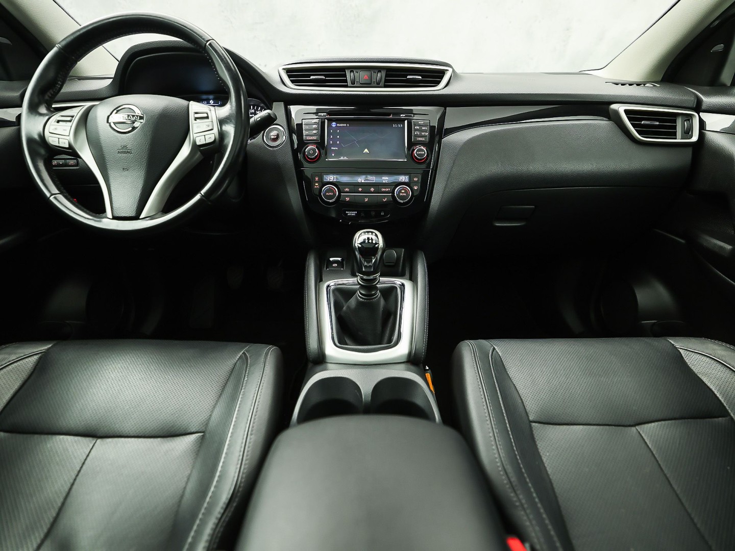 Nissan Qashqai 1.6 Tekna Sport (PANORAMADAK, NAVIGATIE, 360 CAMERA, LEDER, ELEK SPORTSTOELEN, GETINT GLAS, CRUISE, NIEUWSTAAT)