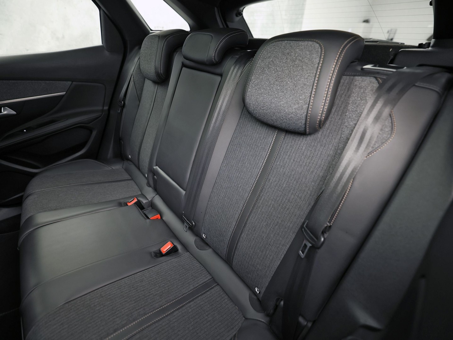 Peugeot 3008 1.2 PureTech GT Line (PANORAMADAK, APPLE CARPLAY, KEYLESS, 360 CAMERA, SPORTSTOELEN, GETINT GLAS, LED KOPLAMPEN, DRIVE MODE, NIEUWSTAAT)