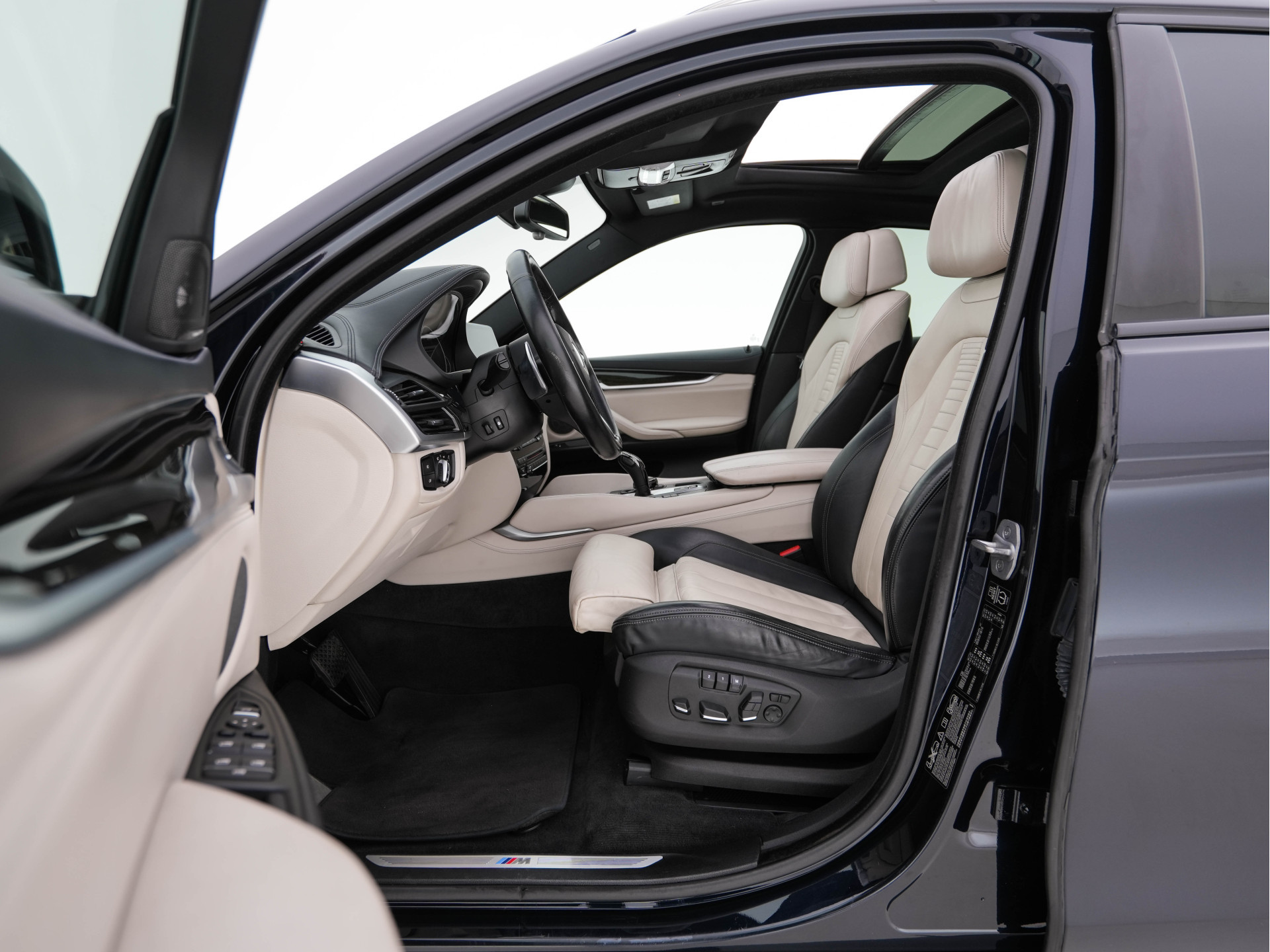 BMW X6 xDrive50i High-Executive M-Sportpack Aut. *PANO | HEAD-UP | TWO-COLOUR-LUXURYLEATHER | FULL-LED | MEMORY-PACK | HARMAN/KARDON-SOUNDSYSTEM |  | BLIND-SPOT | KEYLESS | CAMERA | COMFORT-SEATS | SOFT-CLOSE | 20''ALU*