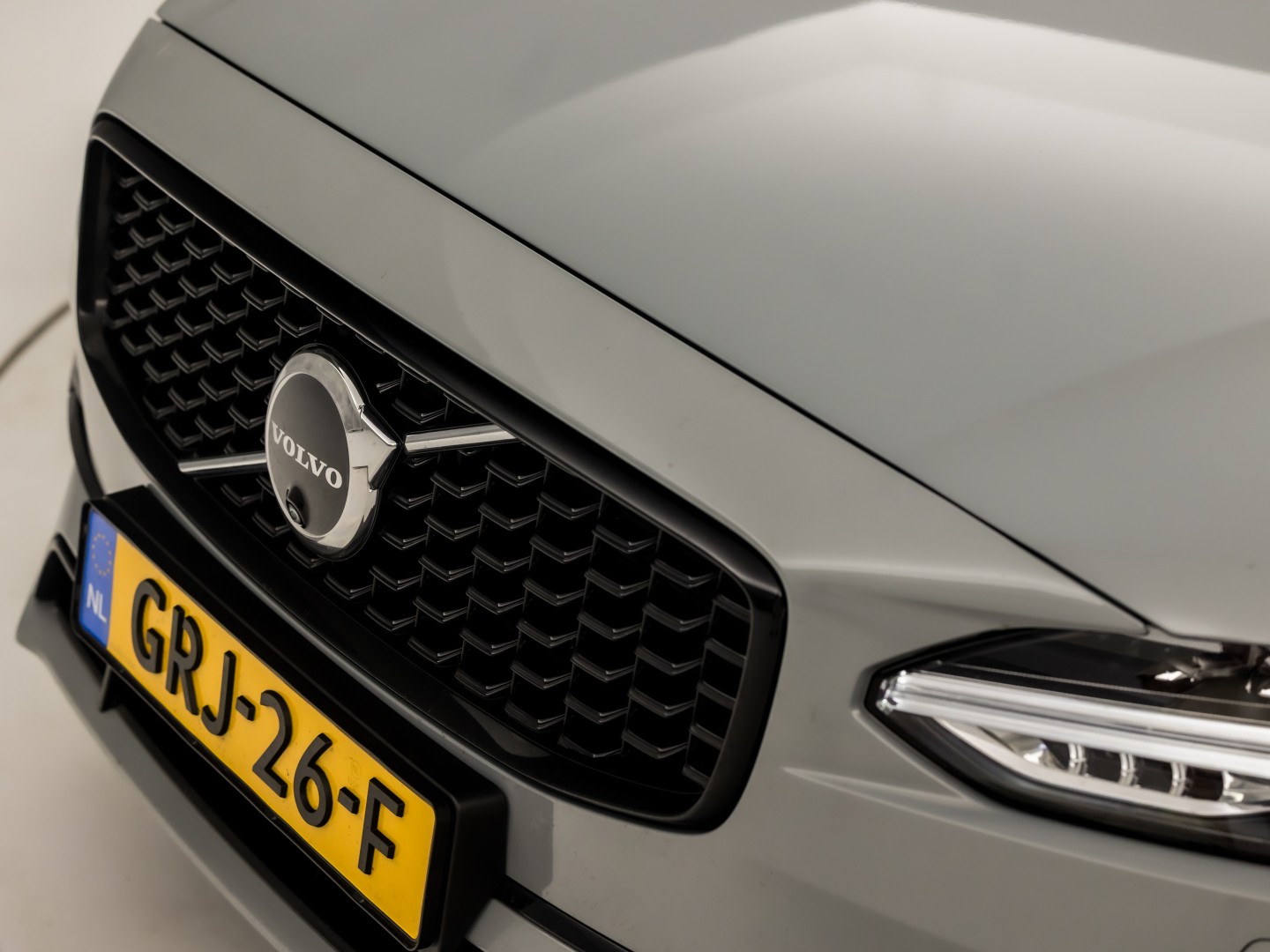 Volvo V90 2.0 T6 Plug-in hybrid AWD Ultimate Dark 350Pk Automaat (PANORAMADAK, HARMAN/KARDON, LUCHTVERING, MEMORY SEATS, 360 CAMERA, HEAD-UP DISPLAY, STUUR/STOELVERWARMING, ZWART HEMEL, NIEUWSTAAT)