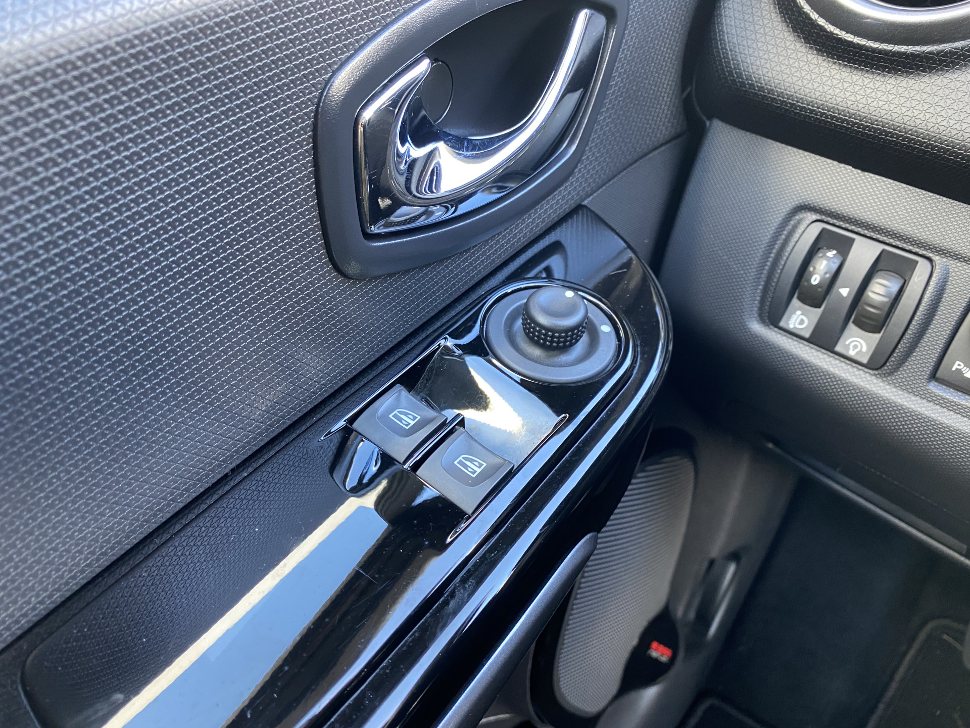 Renault Clio 0.9 TCe ECO Night&Day 90 pk | dealer onderh. | navigatie | cruise control | parkeersensor | privacy glas | airco | NL auto