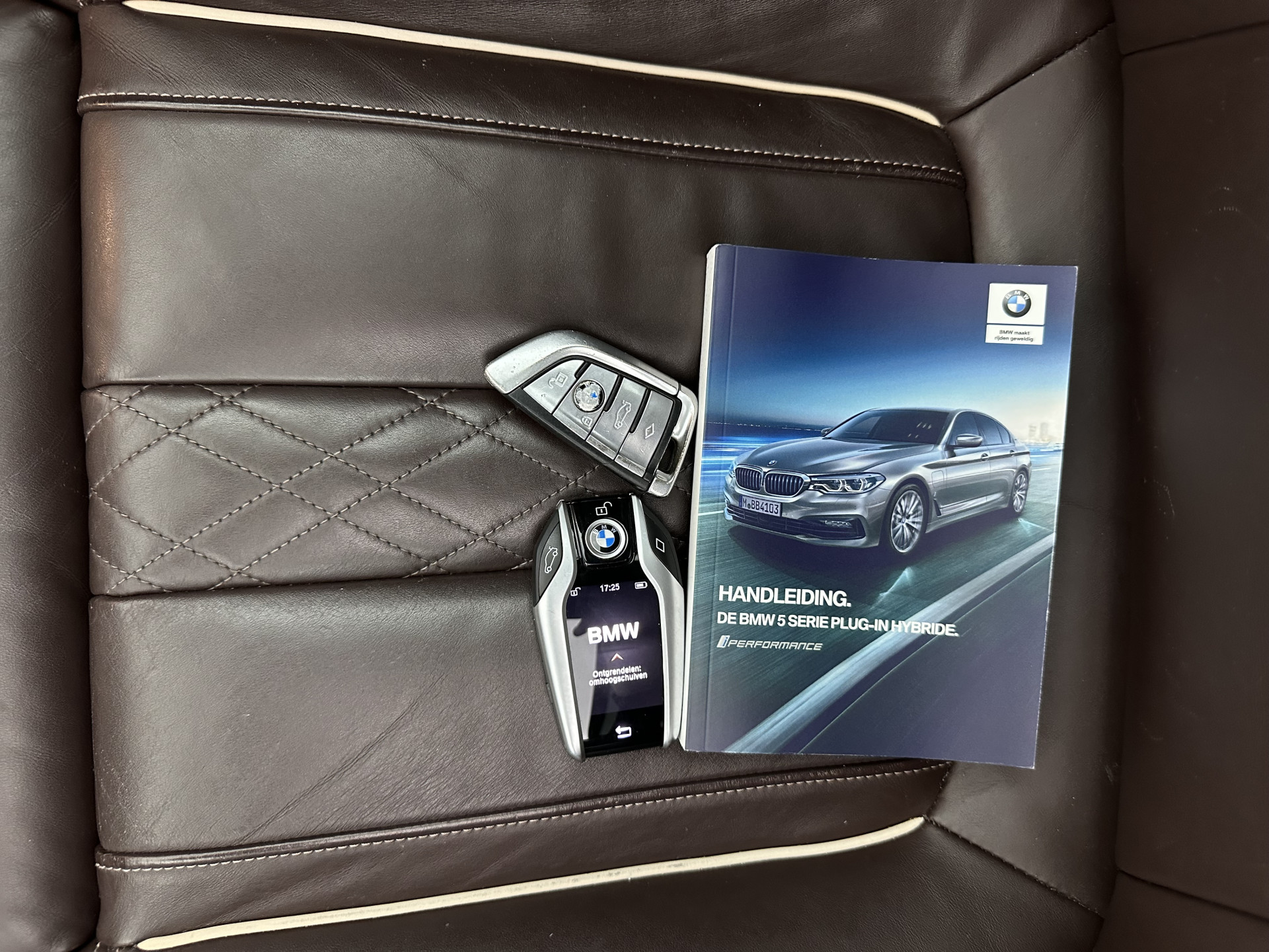 BMW 5-serie 530e iPerformance High Executive (Plug-in) Aut.*PANO | LEATHER | FULL-LED | TOPVIEW | KEYLESS | HARMAN/KARDON | BLINDSPOT | MEMORY-PACK | HEATED-COMFORTSEATS | DIGI-COCKPIT | AMBIENTLIGHT | NAVI-FULLMAP | 20''ALU*