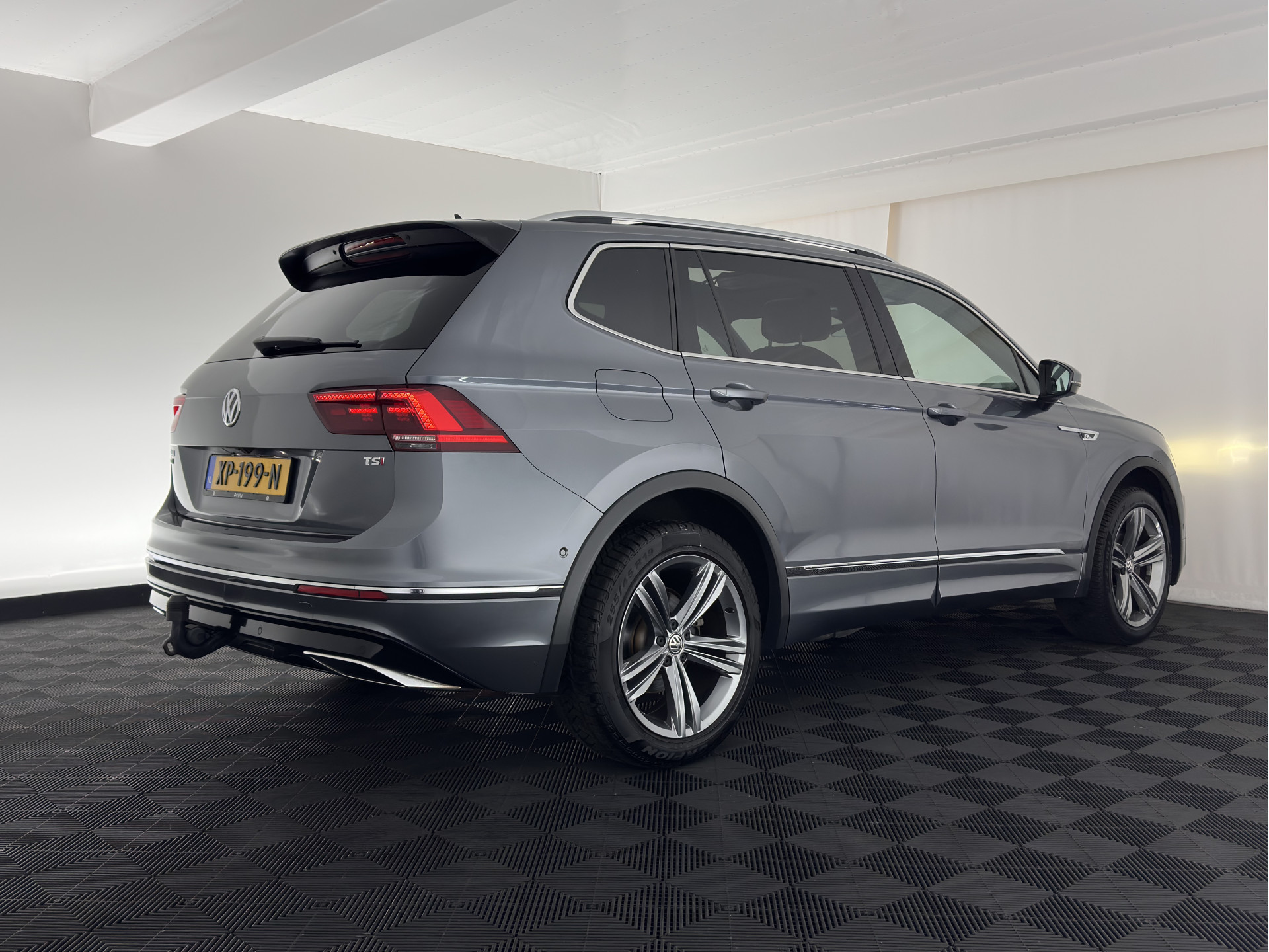 Volkswagen Tiguan Allspace 1.5 TSI R-line Highline Business (7-Pers.) (INCL-BTW) Aut * PANO | NAVI-FULLMAP | XENON | ALCANTARA | HEATED-ERGONOMIC-SPORTSEATS | KEYLESS | PRIVACY-GLASS | CAMERA | DAB | DIGI-COCKPIT | PDC | TOWBAR | ECC | 19"ALU*