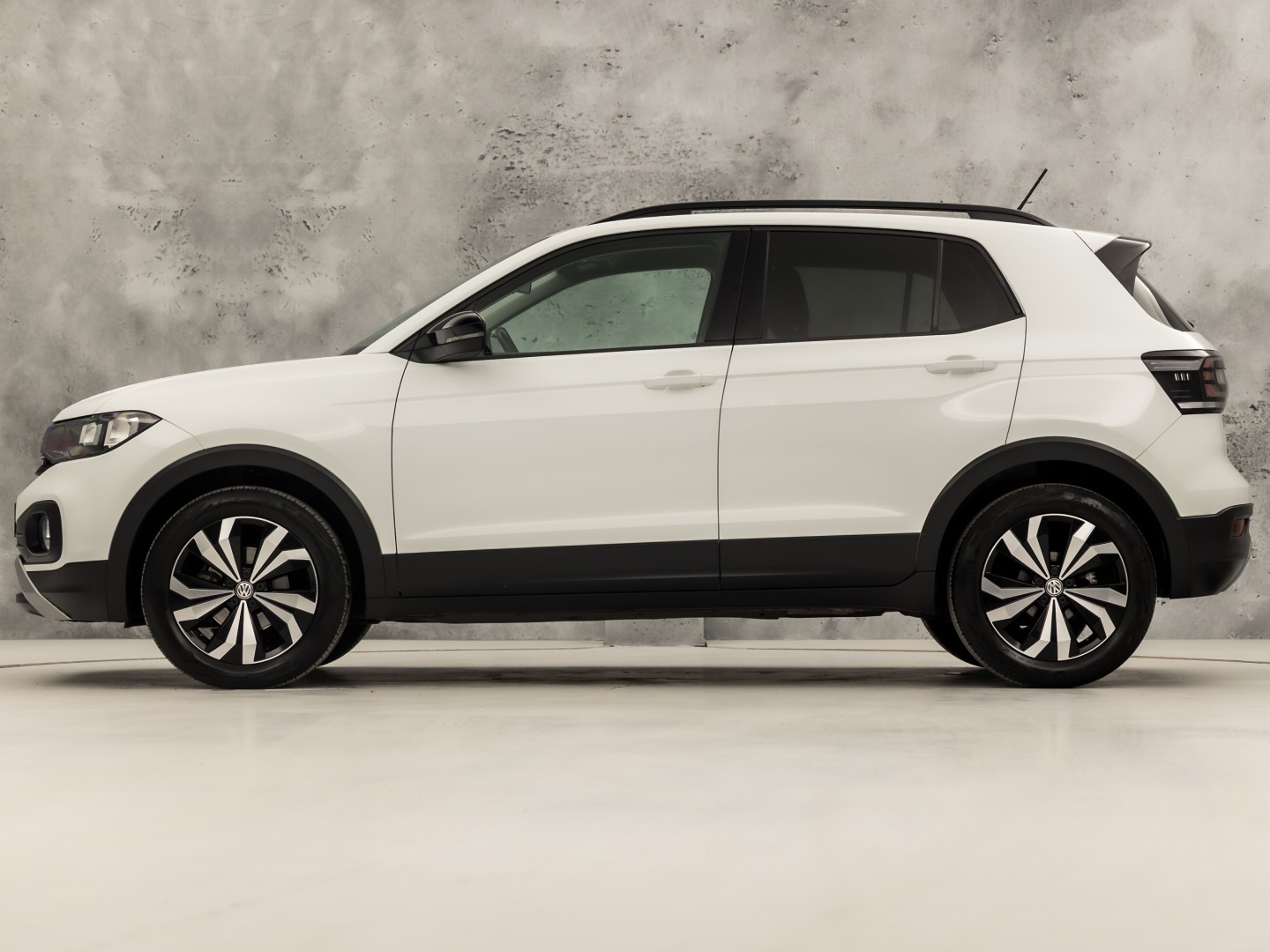 Volkswagen T-Cross 1.0 TSI Sport (APPLE CARPLAY, CAMERA, GETINT GLAS, CRUISE, LM VELGEN, SPORTSTOELEN, NIEUWSTAAT)
