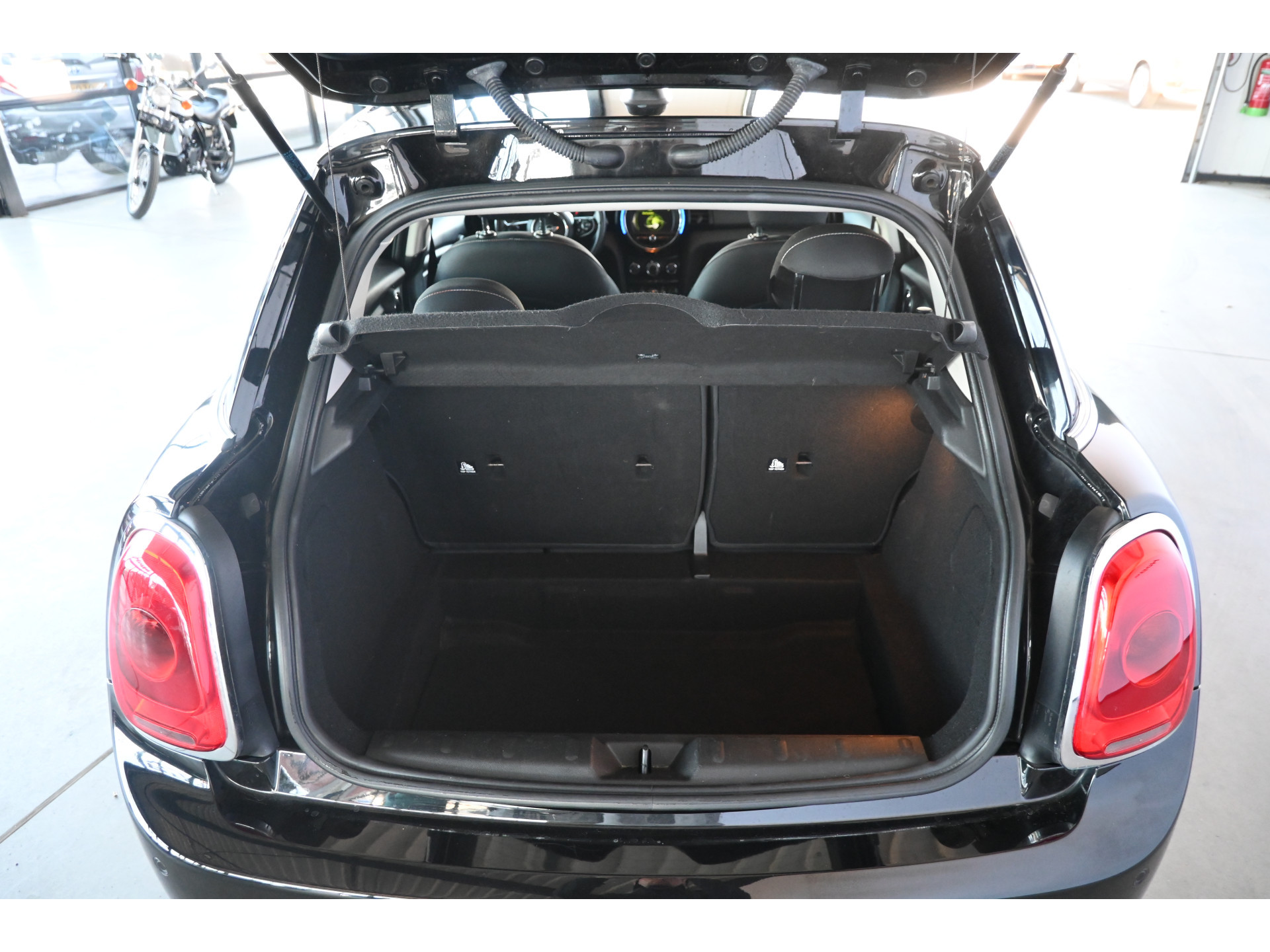 MINI Mini 1.5 Business Nap Airco Cruise control Navigatie Lichtmetaal Inruil mogelijk