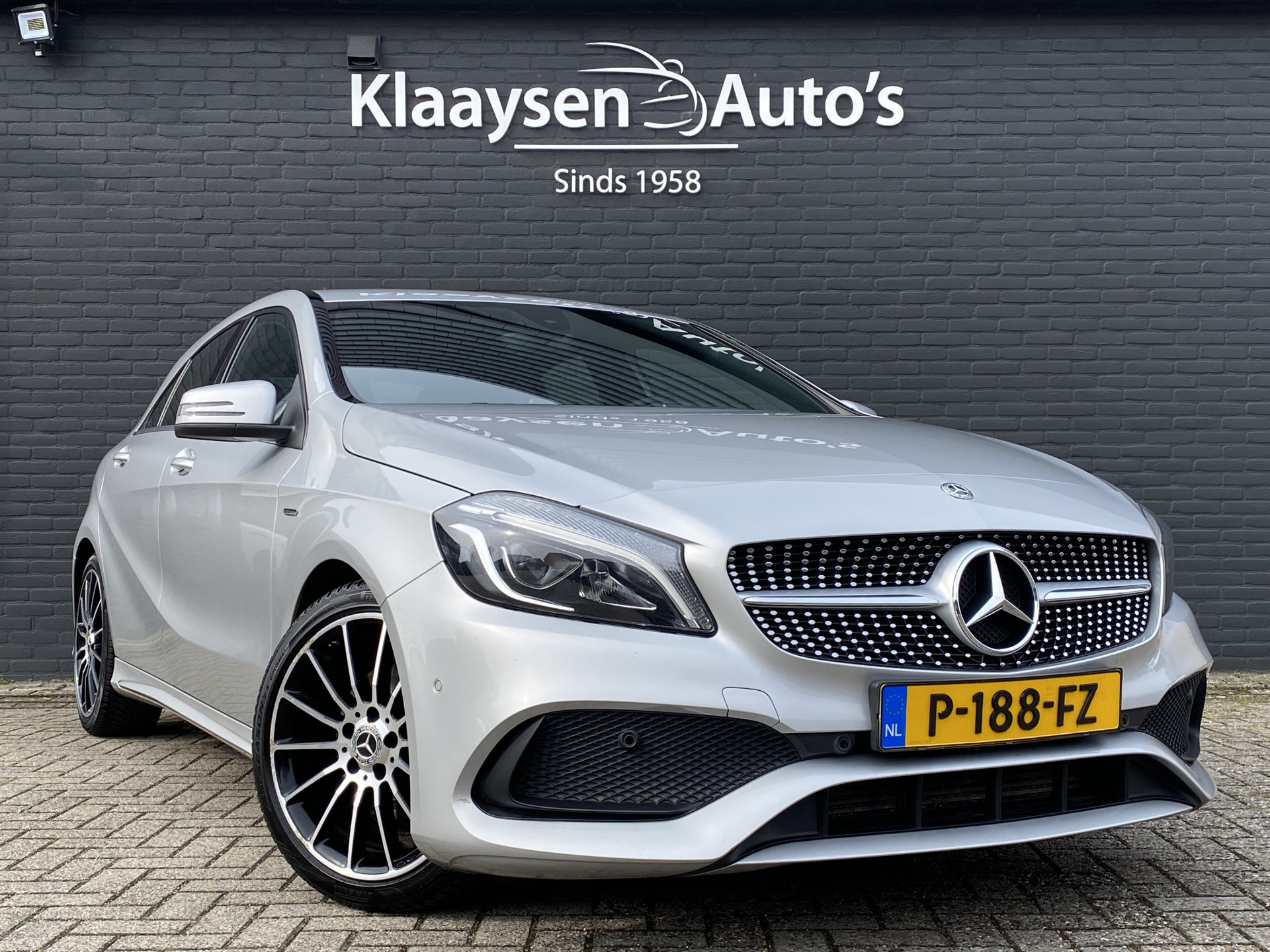 Mercedes-Benz A-klasse 180 Business Solution AMG Edition AUT. | leder/alcantara | 18 inch AMG velgen | navigatie | sportstoelen | sfeerverl.