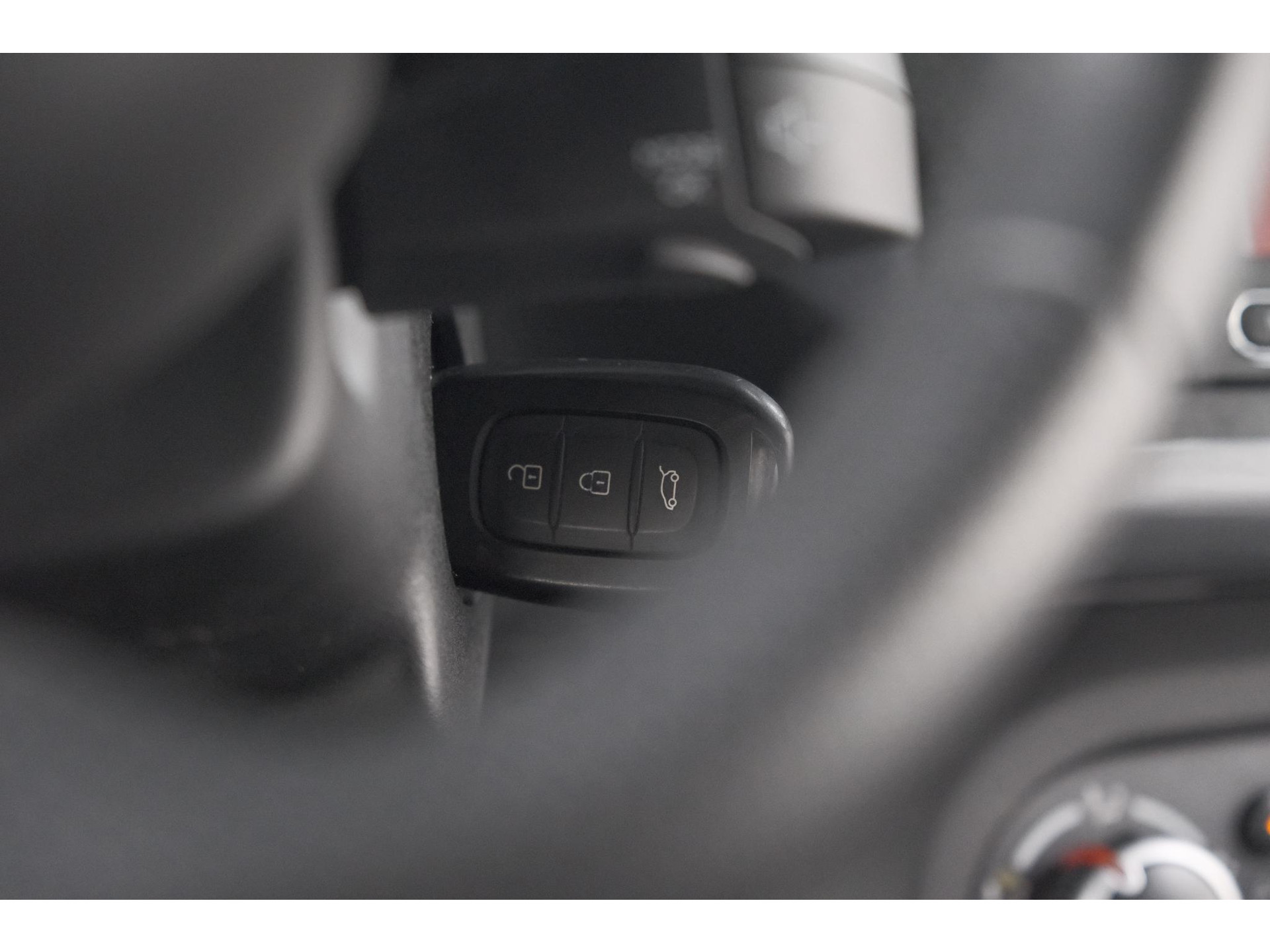 Renault Twingo 1.0 SCe Limited | Automaat | Parkeersensoren | Allseason Banden | Bluetooth Radio