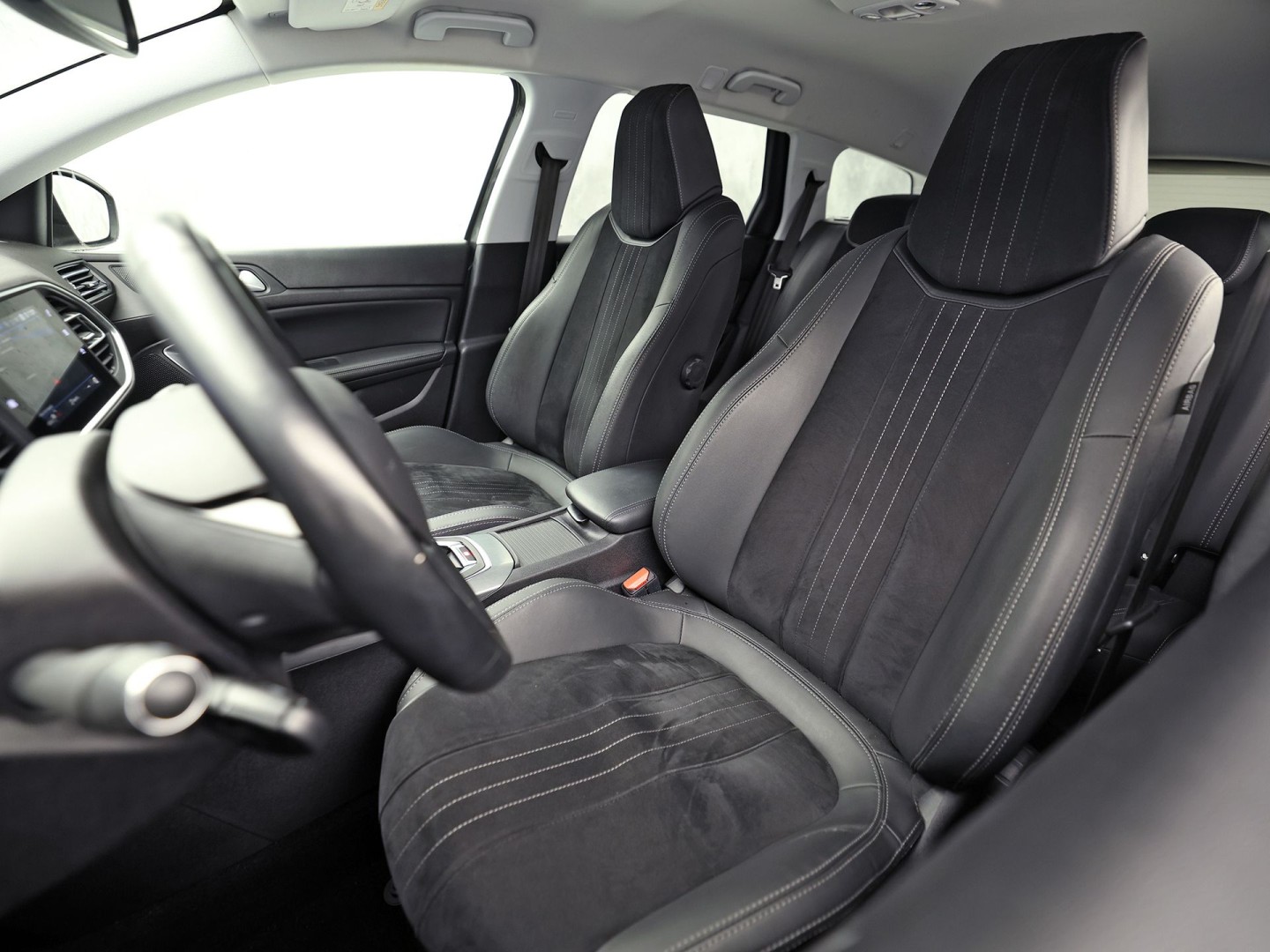 Peugeot 308 SW 1.2 PureTech Allure Sport (VIRTUAL COCKPIT, APPLE CARPLAY, GROOT NAVI, 360 CAMERA, SPORTSTOELEN, LEDER/ALCANTARA, ADAPTIVE CRUISE, NIEUWSTAAT)
