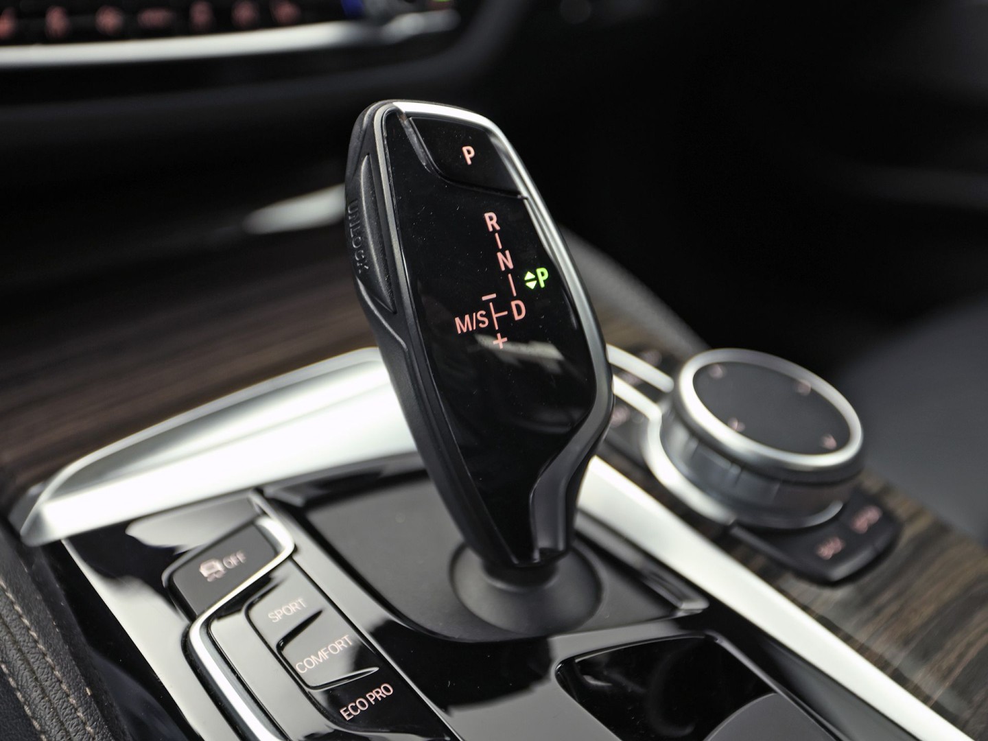 BMW 5-serie 520i M Sport High Executive 184Pk Automaat (GROOT NAVI, M PAKKET, 360 CAMERA, MEMORY SEATS, HARMAN/KARDON, STUUR/STOELVERWARMING, LUXE LEDER, HEAD-UP DISPLAY, GETINT GLAS, NIEUWSTAAT)