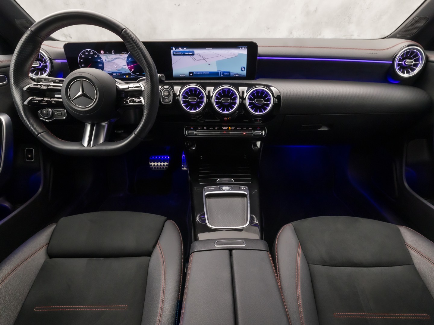 Mercedes-Benz CLA-Klasse 180 AMG Sport Automaat (GROOT NAVI, LOGISCH NAP, CAMERA, LEDER, SPORTSTOELEN, GETINT GLAS, STOELVERWARMING, ELEK ACHTERKLEP, NIEUWSTAAT)