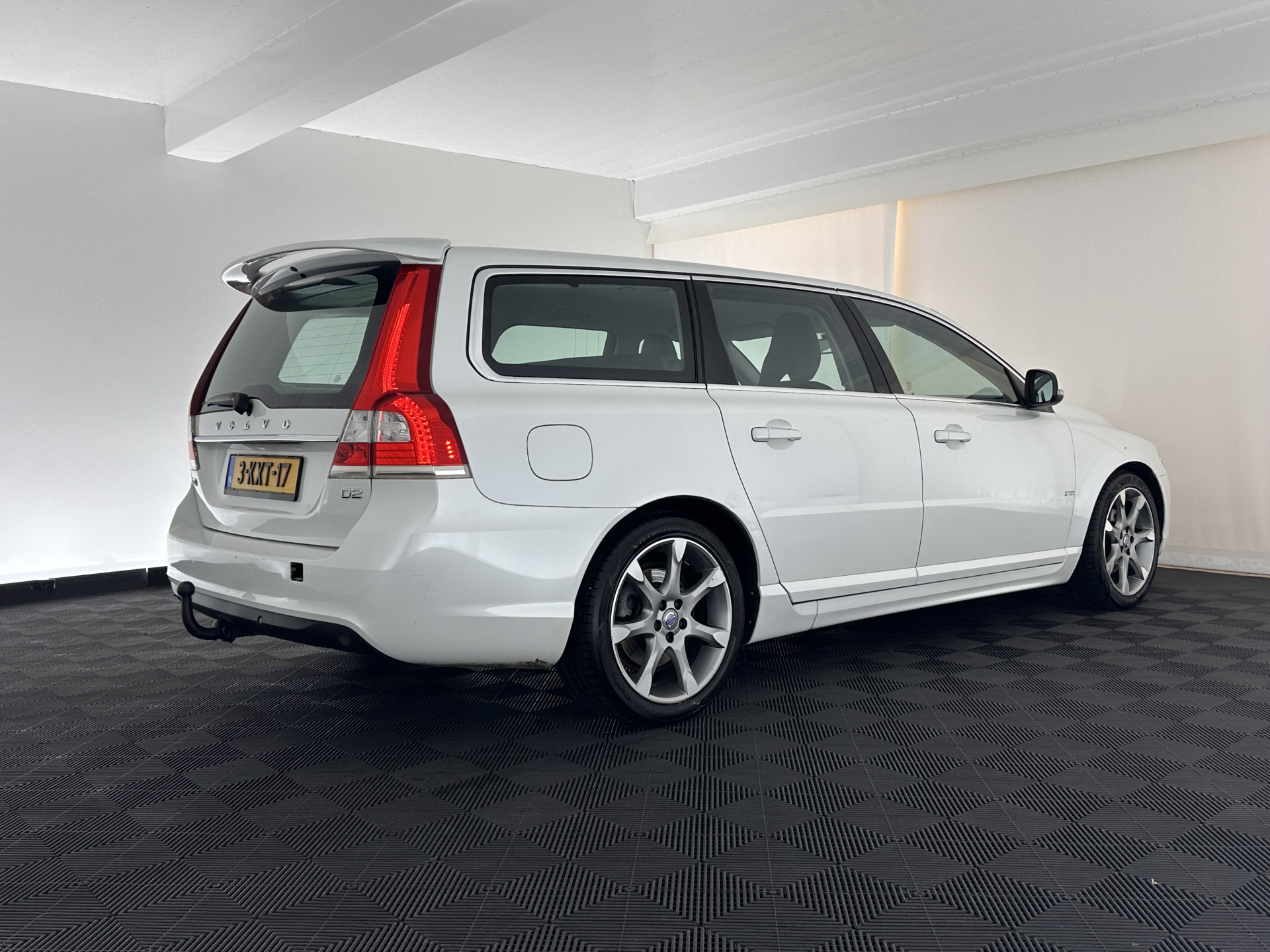 Volvo V70 1.6 D2 Kinetic Sport-Pack Aut. *NAVI-FULLMAP | COMFORT-SEATS | ECC | SIPS | PDC | CRUISE | PRIVACY-GLASS | TOWBAR | 17''ALU*