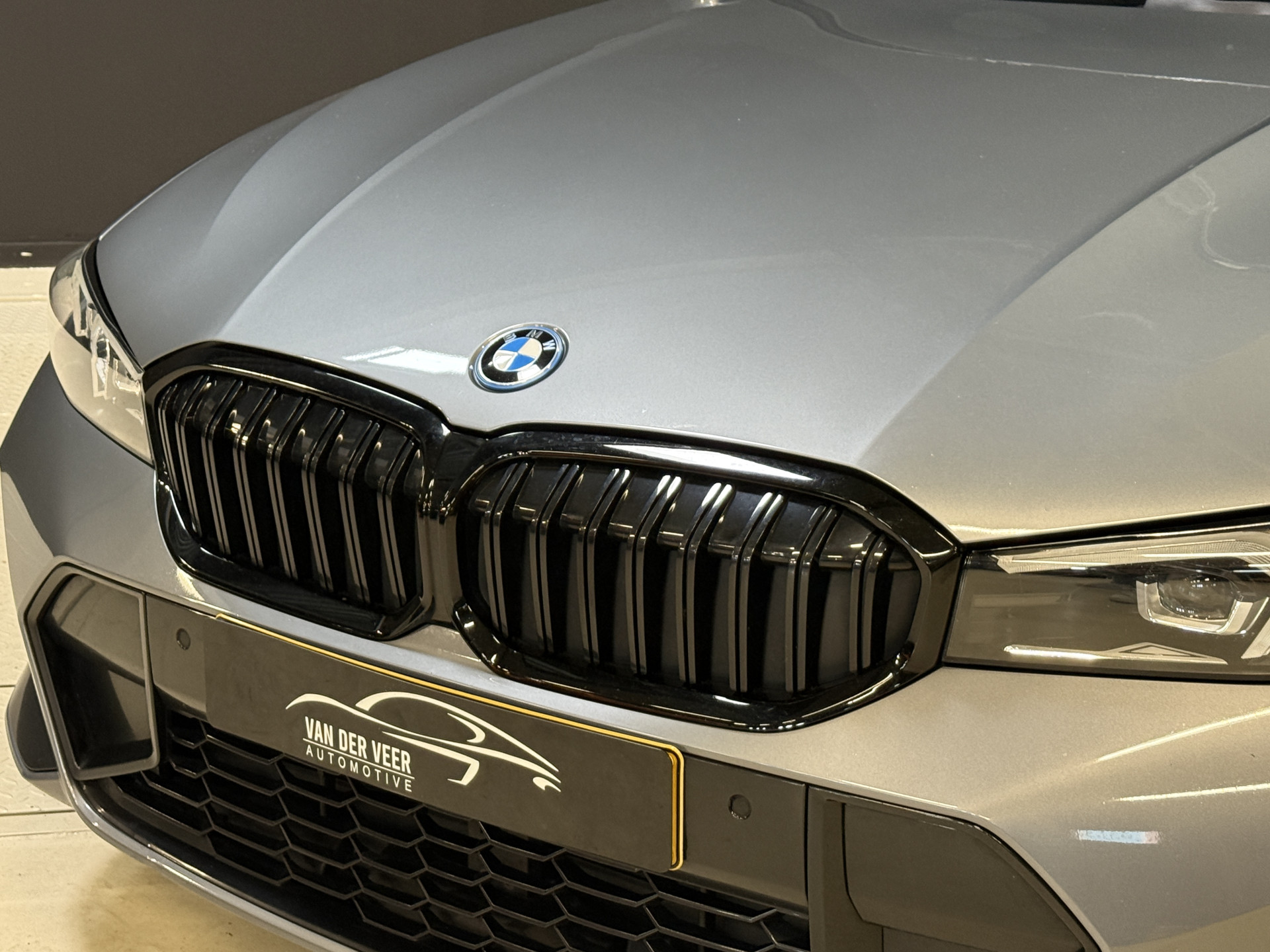 BMW 3-serie Touring 330e | M-Sport | Facelift | Lederen sportstoelen | Harman/Kardon | Sfeerverlichting | Full LED