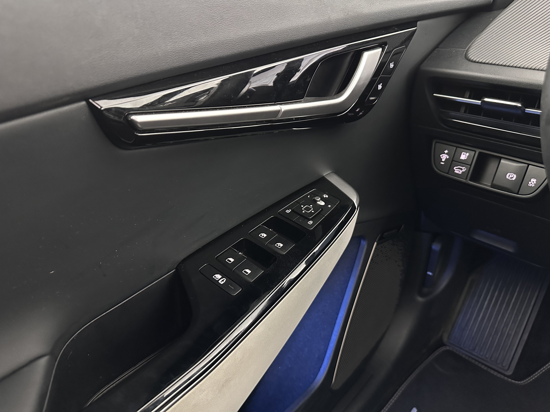 Kia EV6 GT-Line 77.4 kWh (INCL-BTW) *AUT | PANO | HEAD-UP | LEATHER-ALCANTARA | ADAPTIVE-CRUISE | DIGI-COCKPIT | MERIDIAN-AUDIO | MEMORY-PACK | FULL-LED | KEYLESS | TOP-VIEW | DAB | BLIND-SPOT | NAVI-FULLMAP | PRIVAC