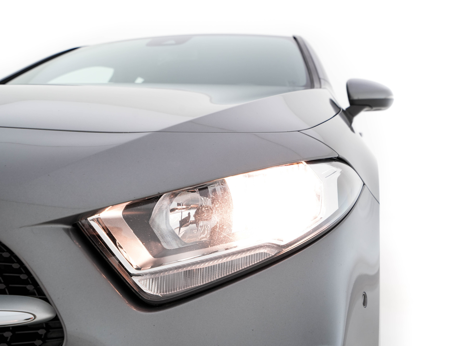 Mercedes-Benz A-klasse 180 Advantage Style-Pack (INCL-BTW) Aut. *WIDESCREEN-DIGI-COCKPIT | LEATHER-MICROFIBRE | CAMERA | NAVI-FULLMAP | ECC | PDC | CRUISE | CARPLAY | HEATED-SPORTSEATS | CARBON-INLAY | DAB | SHIFT-PADDLES | 16"ALU*