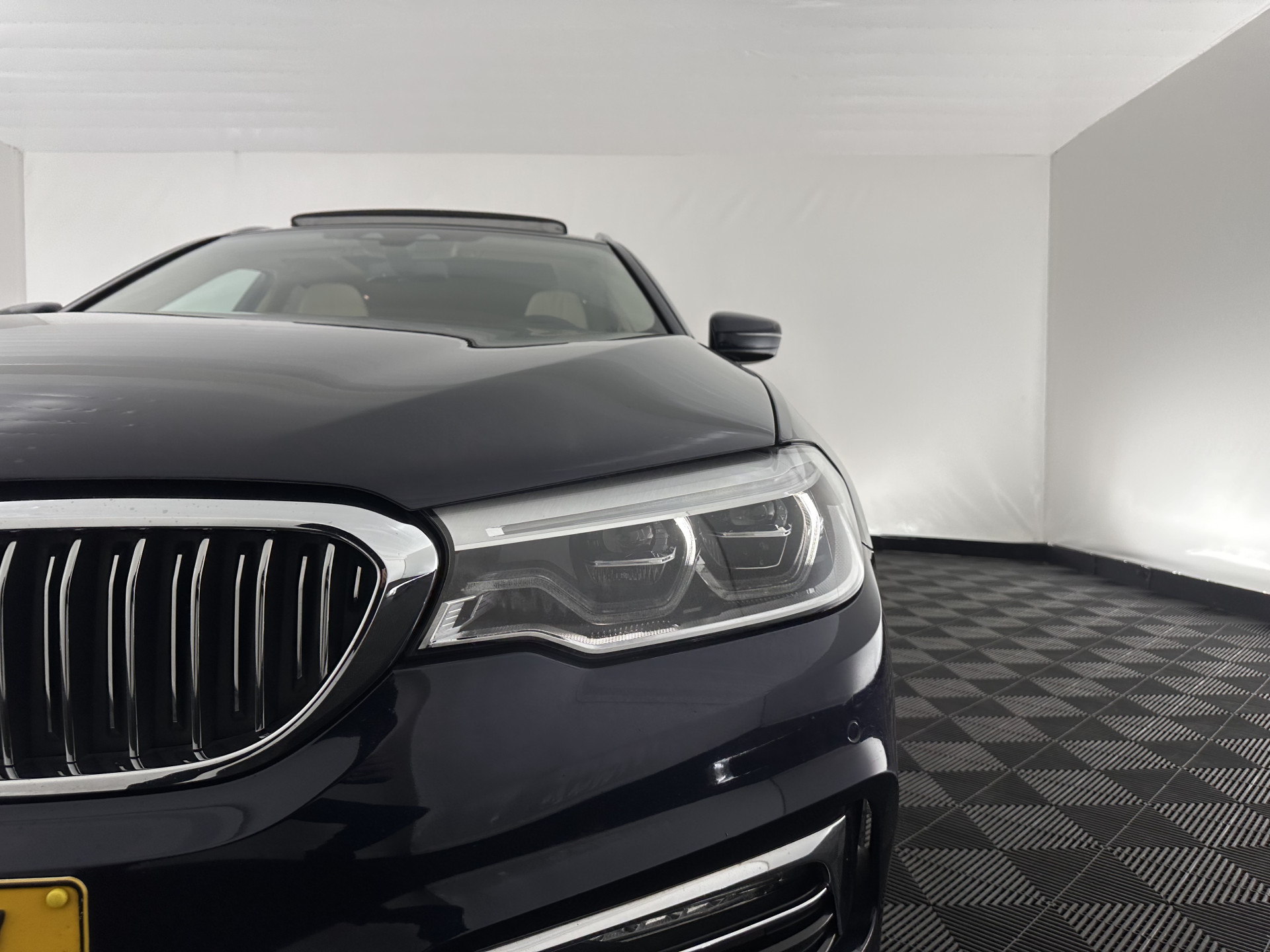 BMW 5-serie Touring 530d High Executive Luxury-Line Aut. *PANO | BOWERS-WILKINS | LEATHER | FULL-LED | ADAPTIVE-CRUISE | BLINDSPOT | MEMORY-PACK | TOPVIEW | HEAD-UP | HEATED-COMFORTSEATS | DIGI-COCKPIT | NAVI-FULLMAP | TOWBAR | 19''ALU*