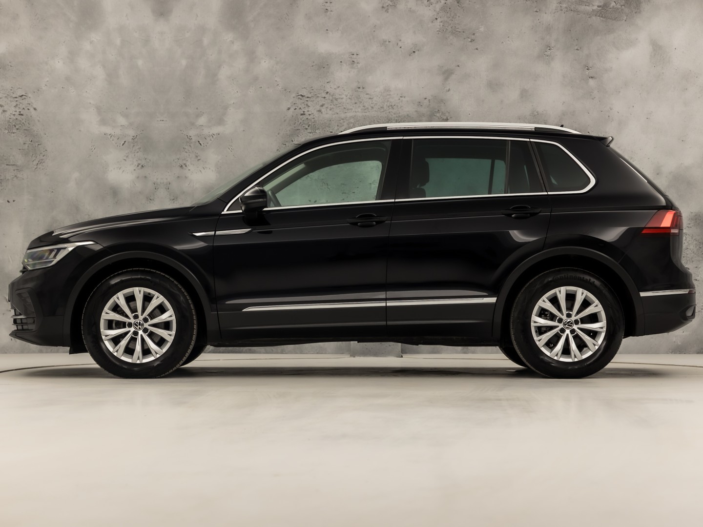 Volkswagen Tiguan 1.5 TSI Life Sport 150Pk Automaat (VIRTUAL COCKPIT, APPLE CARPLAY, CLIMATE, KEYLESS, STOELVERWARMING, SPORTSTOELEN, GETINT GLAS, ELEK ACHTERKLEP, ALCANTARA, NIEUWE APK, NIEUWSTAAT)