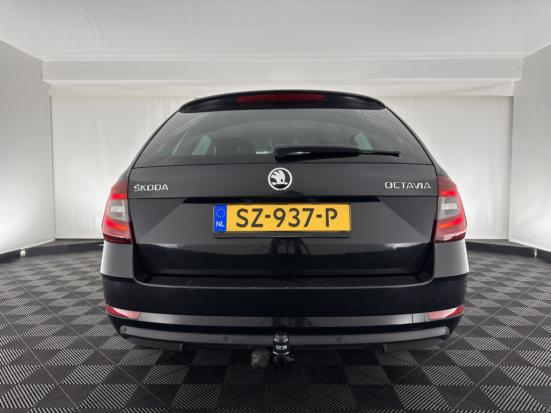 ŠKODA Octavia Combi 1.6 TDI Greentech Clever Edition Aut. *LEATHER-FABRIC | NAVI-FULLMAP | COMFORT-SEATS | DAB+ | HEATED-SEATS | AMUNDSEN-AUDIO | ECC | SHIFT-PADDLES | PARKPILOT | CRUISE | TOWBAR | 16''ALU *