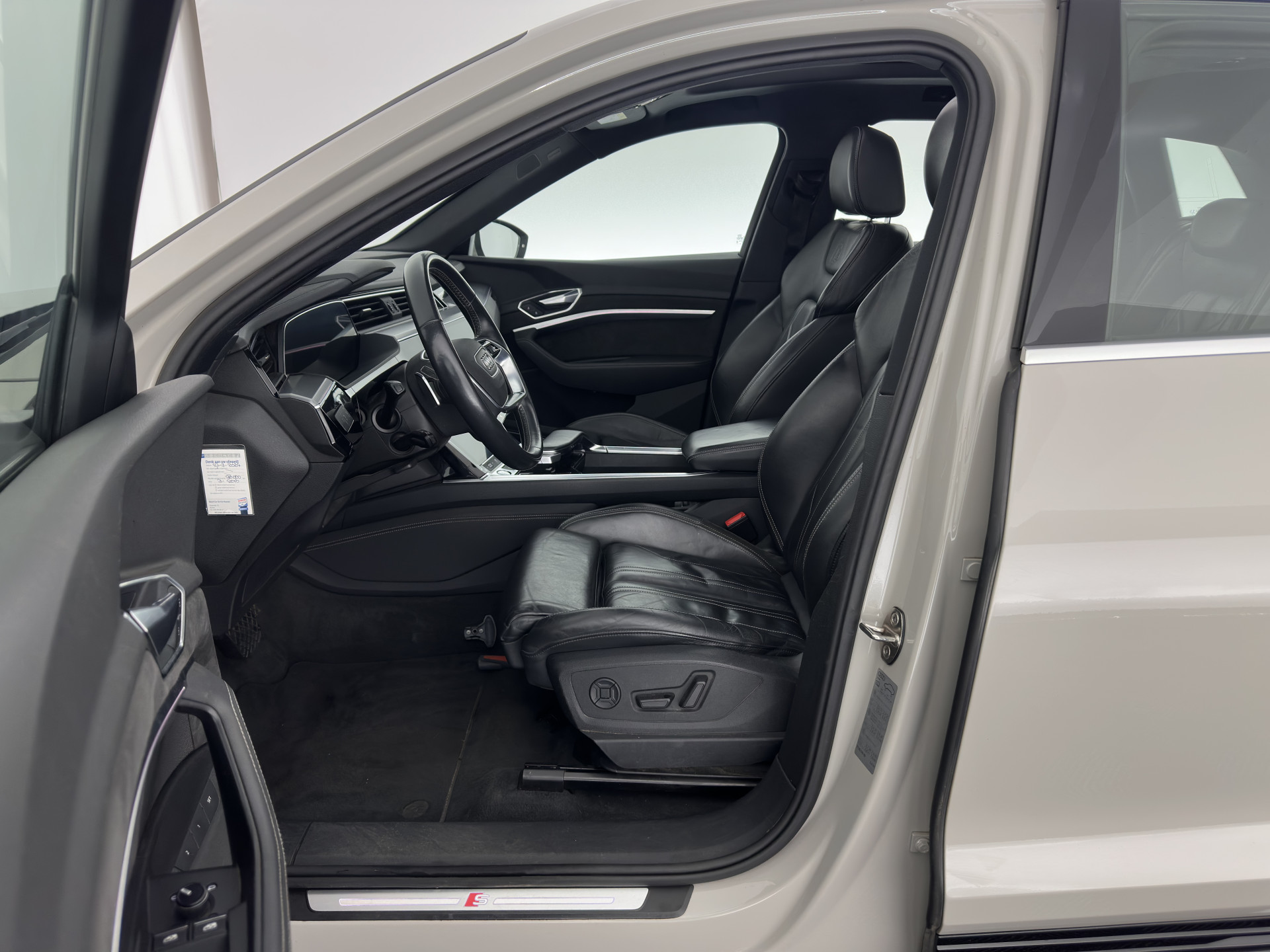 Audi e-tron 55 quattro advanced 95 kWh [ 3-Fase ] (INCL-BTW) *PANO | LUXURY-LEATHER | ADAPTIVE-CRUISE | FULL-LED | DIGI-COCKPIT | KEYLESS | MEMORY-PACK | AIR-SUSPENSION | CAMERA | AMBIENT-LIGHT |  NAVI-FULLMAP | SHIFT-PADDLES | DAB+ | COMFOR