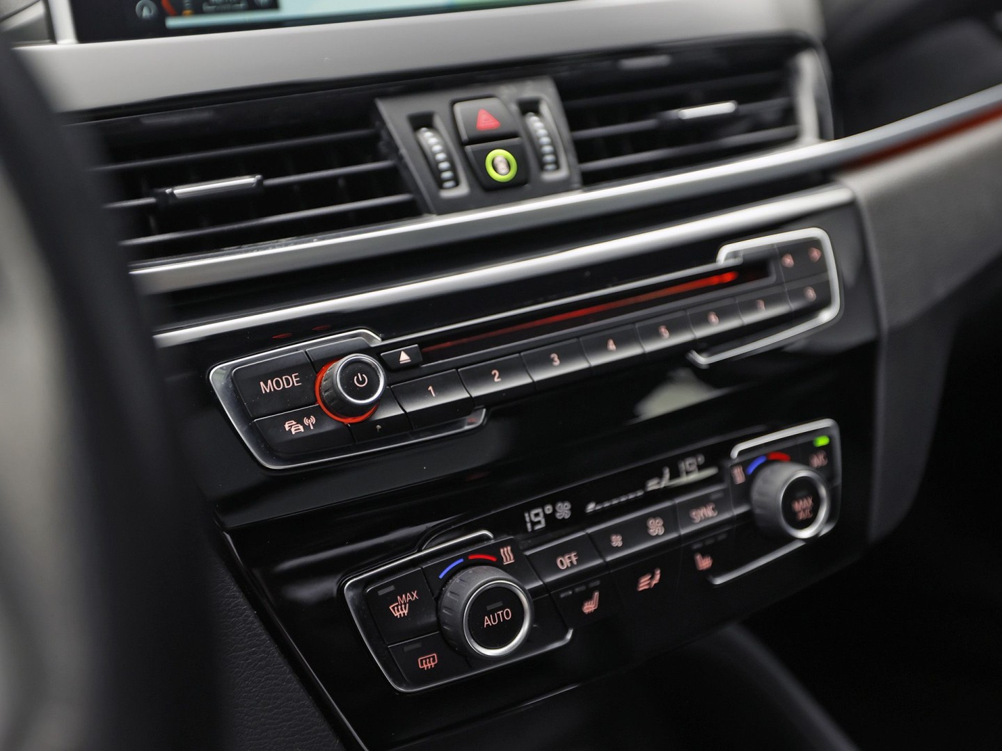 BMW X1 sDrive18i Sport High Executive 140Pk Automaat (PANORAMADAK, GROOT NAVI, MEMORY SEAT, LEDER, CAMERA, SPORTSTOELEN, TREKHAAK, STOELVERWARMING, NIEUWSTAAT)