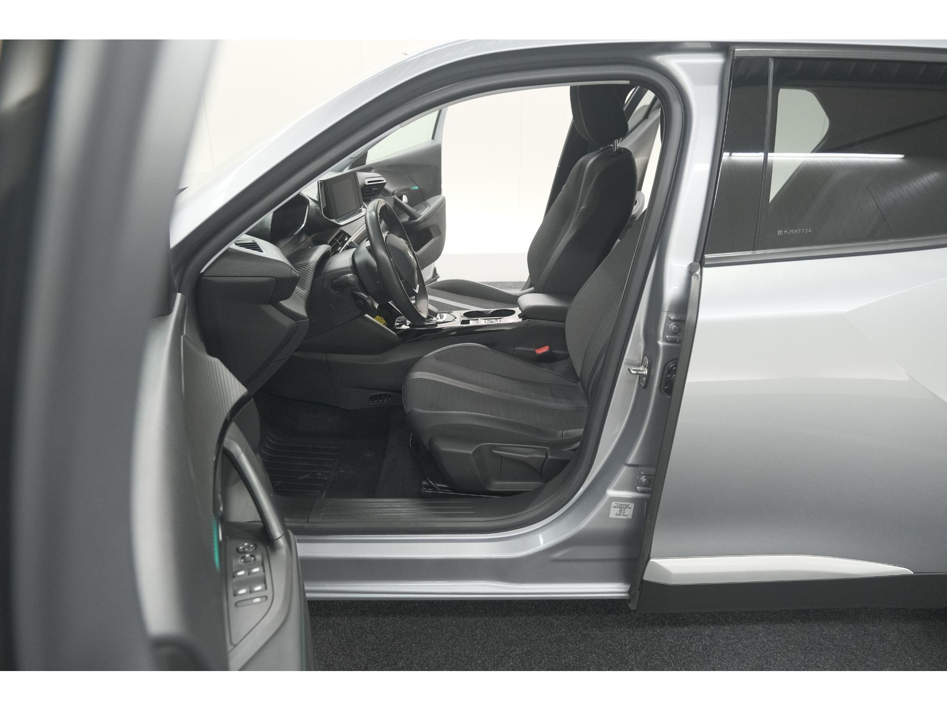 Peugeot e-2008 EV Allure 50 kWh | SOH=96.7 % | 3 Fase Laadfunctie | Camera | Navigatie | Parkeersensoren | Apple Carplay