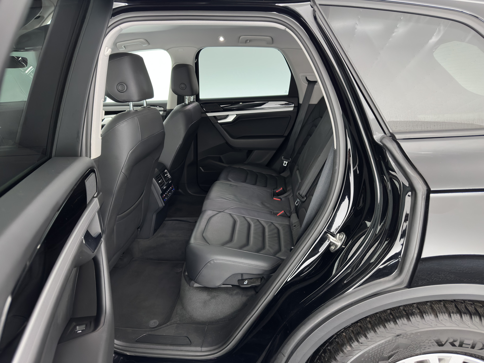 Volkswagen Touareg 3.0 TDI R-Line (INCL-BTW) Aut. *LUXURY-LEATHER | FULL-LED | BLIND-SPOT | HEATED-COMFORTSEATS | AIR-SUSPENSION | KEYLESS | CAMERA | NAVI-FULLMAP | PRIVACY-GLASS | ADAPTIVE-CRUISE |  SHIFT-PADDLES | TOWBAR*