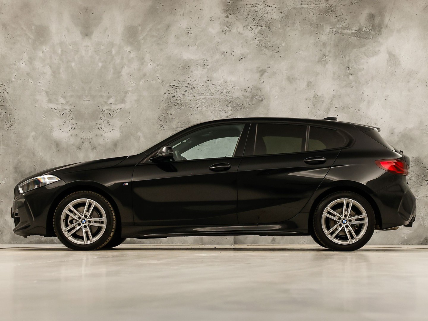 BMW 1 Serie 118i M Sport Automaat (APPLE CARPLAY, M PAKKET, GROOT NAVI, LEDER, SPORTSTOELEN, SFEERVERLICHTING, GETINT GLAS, NIEUWSTAAT)