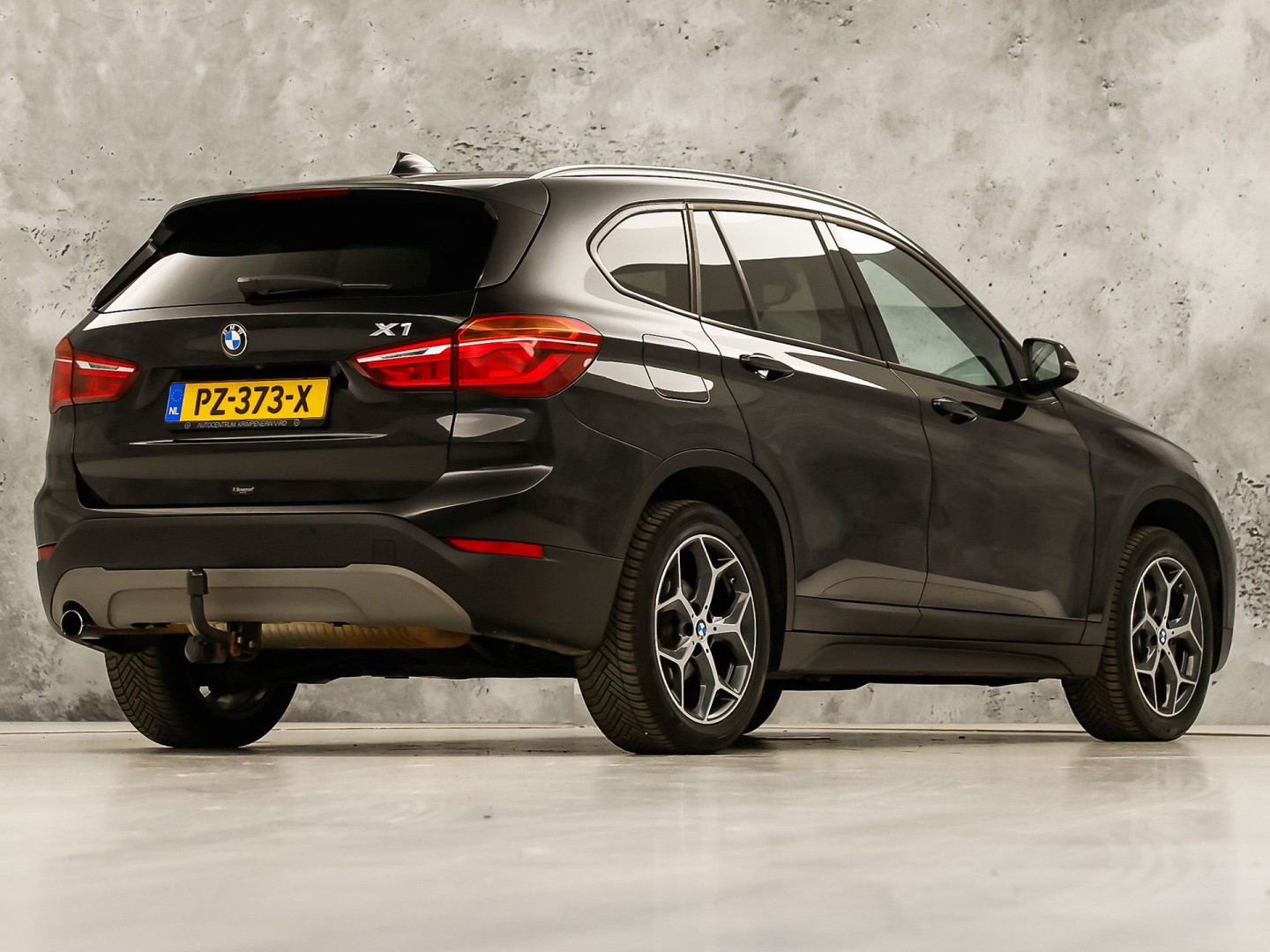 BMW X1 sDrive18i Sport High Executive 140Pk Automaat (PANORAMADAK, GROOT NAVI, MEMORY SEAT, LEDER, CAMERA, SPORTSTOELEN, TREKHAAK, STOELVERWARMING, NIEUWSTAAT)